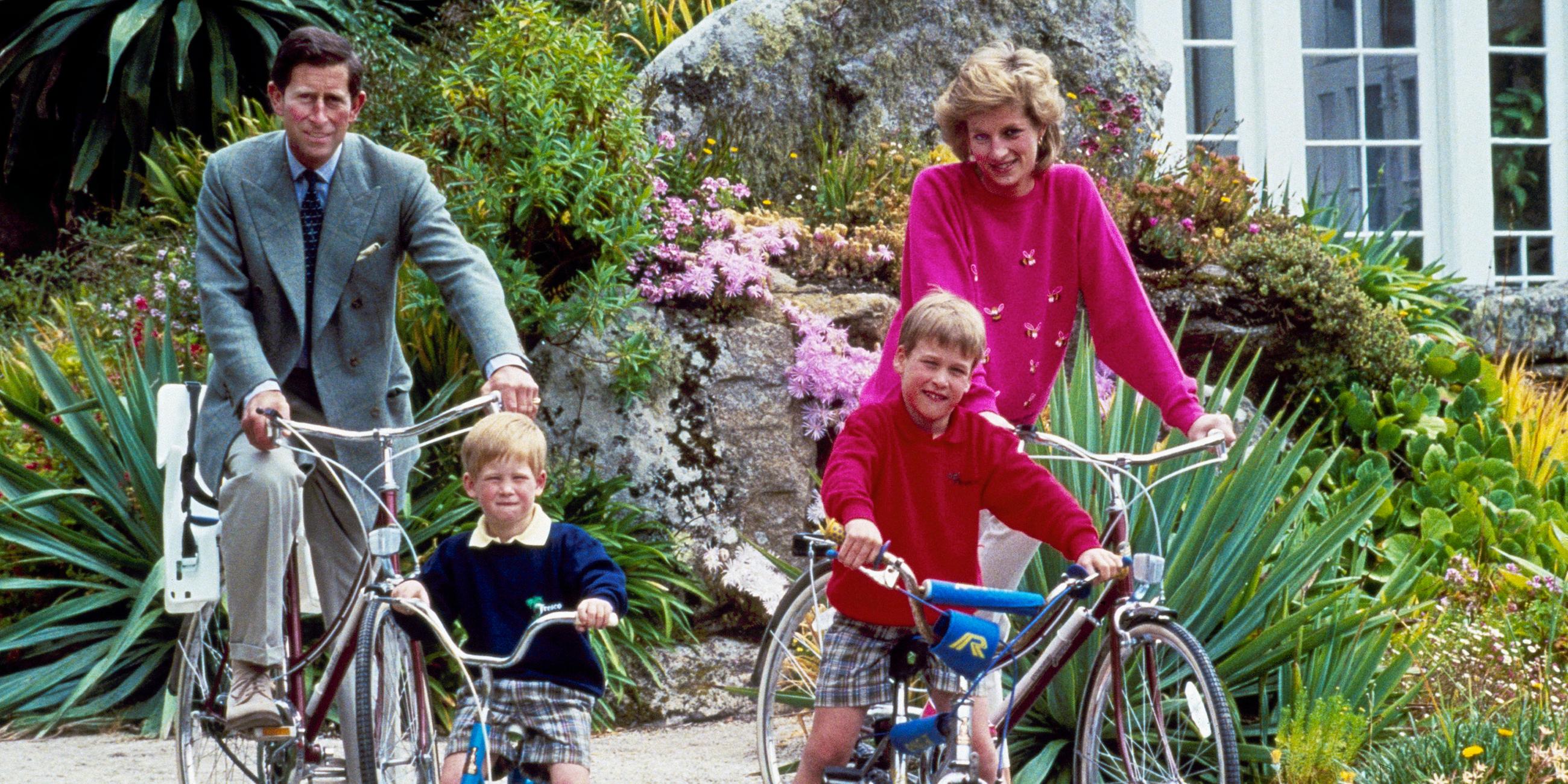 Prinz Harry und William, Charles und Diana sitzen alle auf Fahrrädern und schauen in die Kamera.