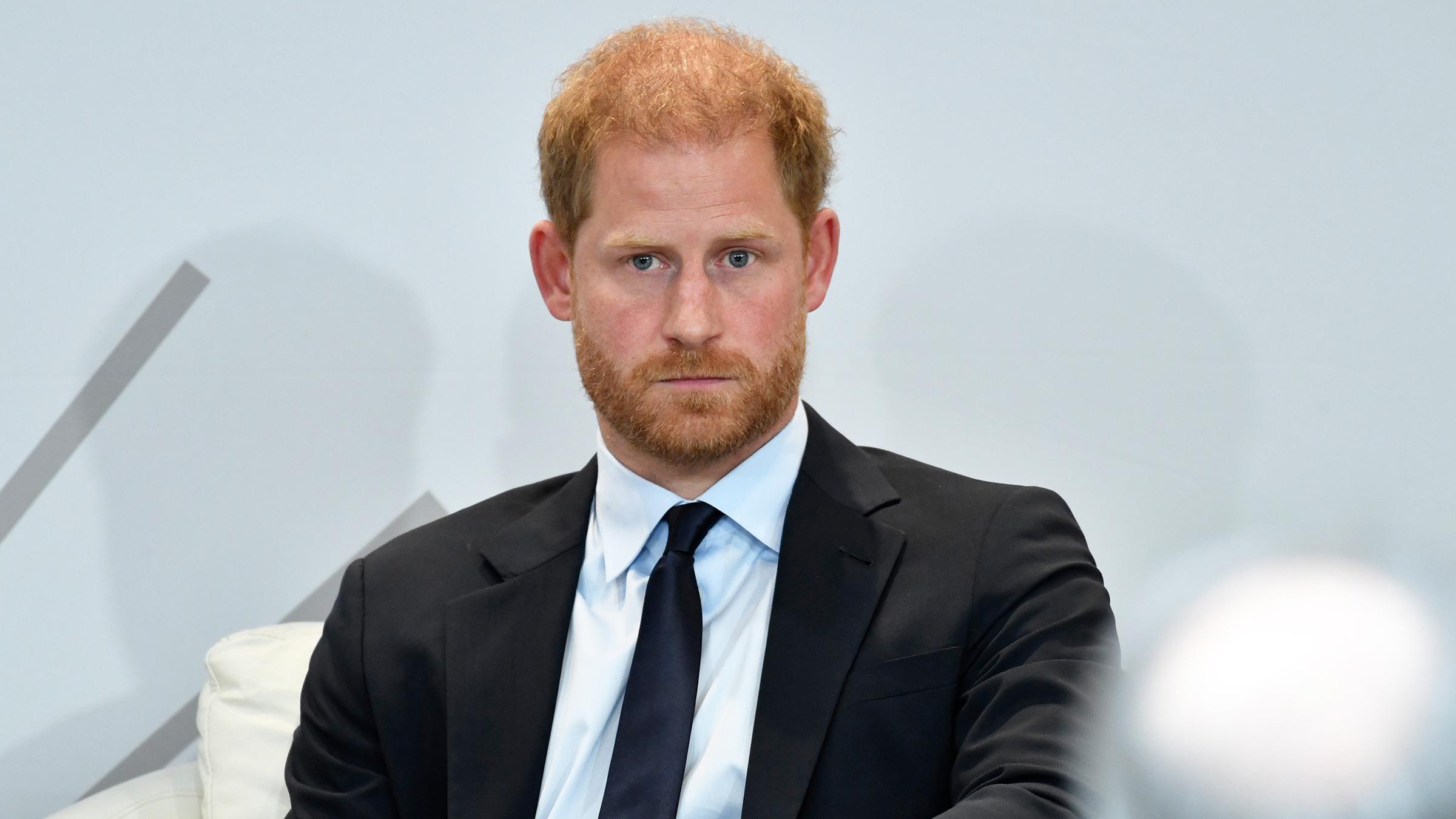 Prinz Harry mit ernstem Gesichtsausdruck und leerem Blick.