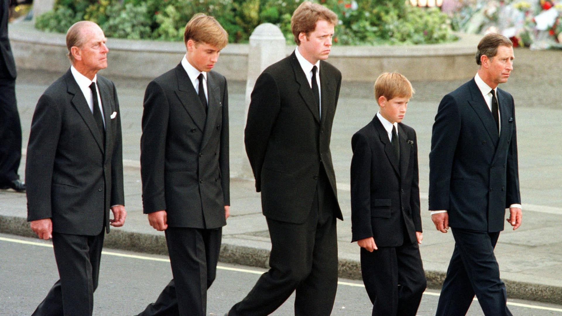 Der junge Prinz Harry läuft im Trauerzug bei der Beerdigung seiner Mutter Diana.