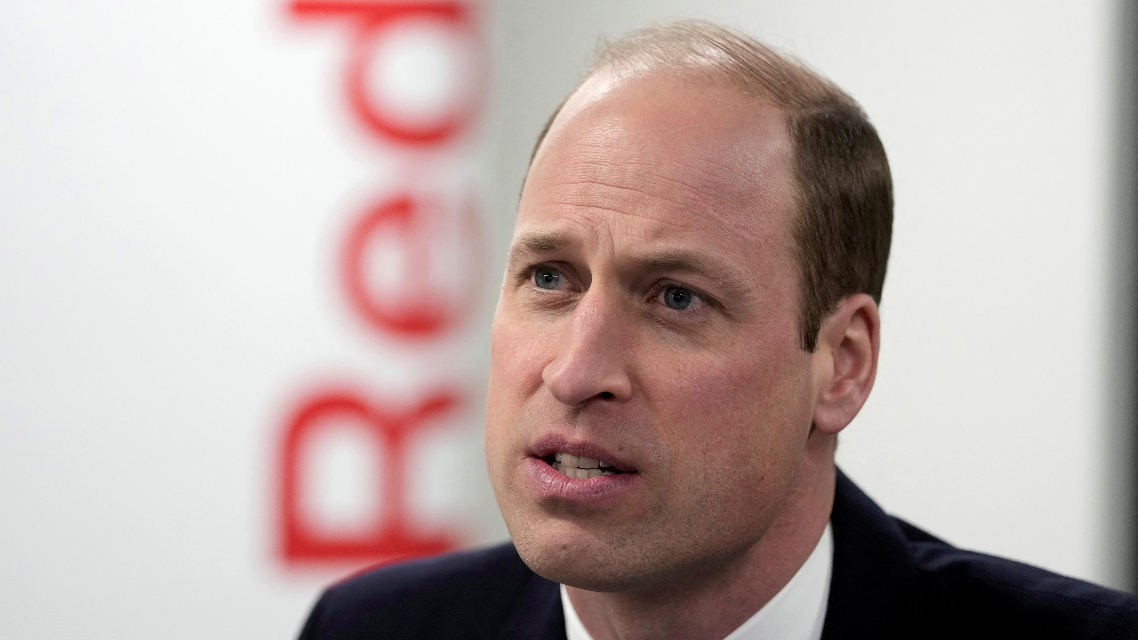 Großbritanniens William, Prinz von Wales, hört zu, als er das Britische Rote Kreuz in dessen Hauptquartier in London, besucht, 20.02.2024.
