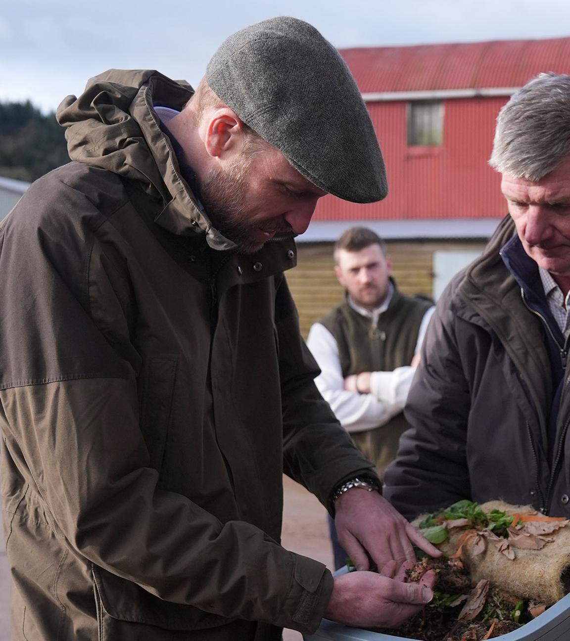 Prinz William besucht eine Farm in Cornwall. 