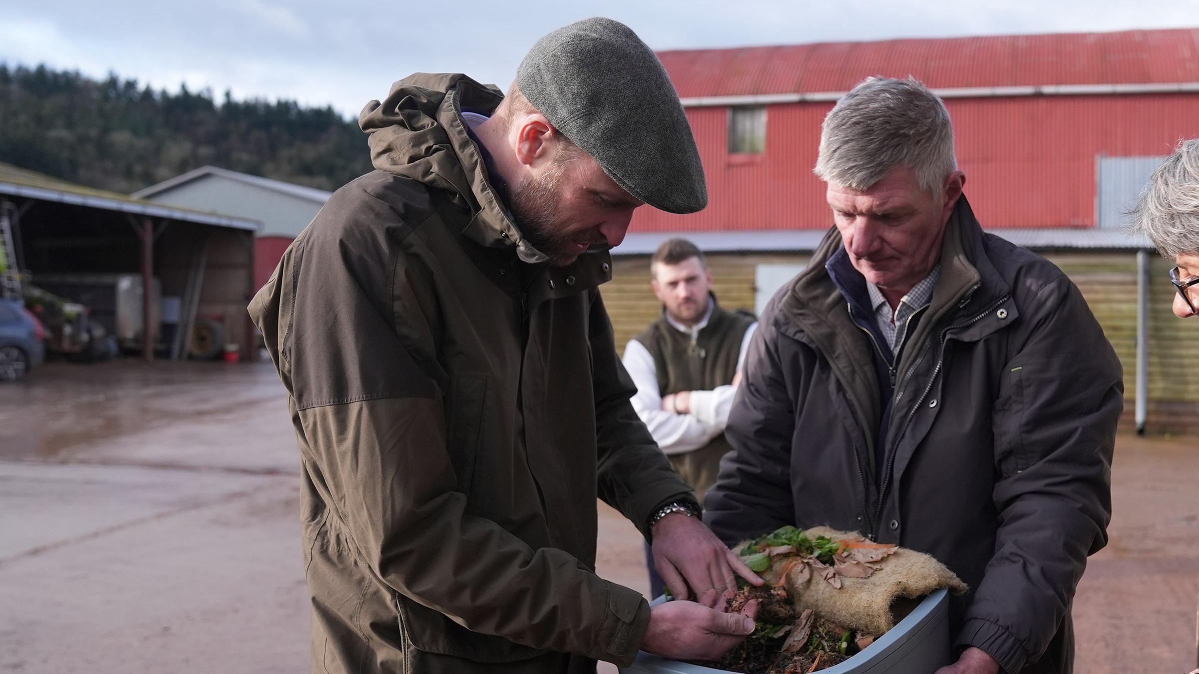 Prinz William besucht eine Farm in Cornwall. 