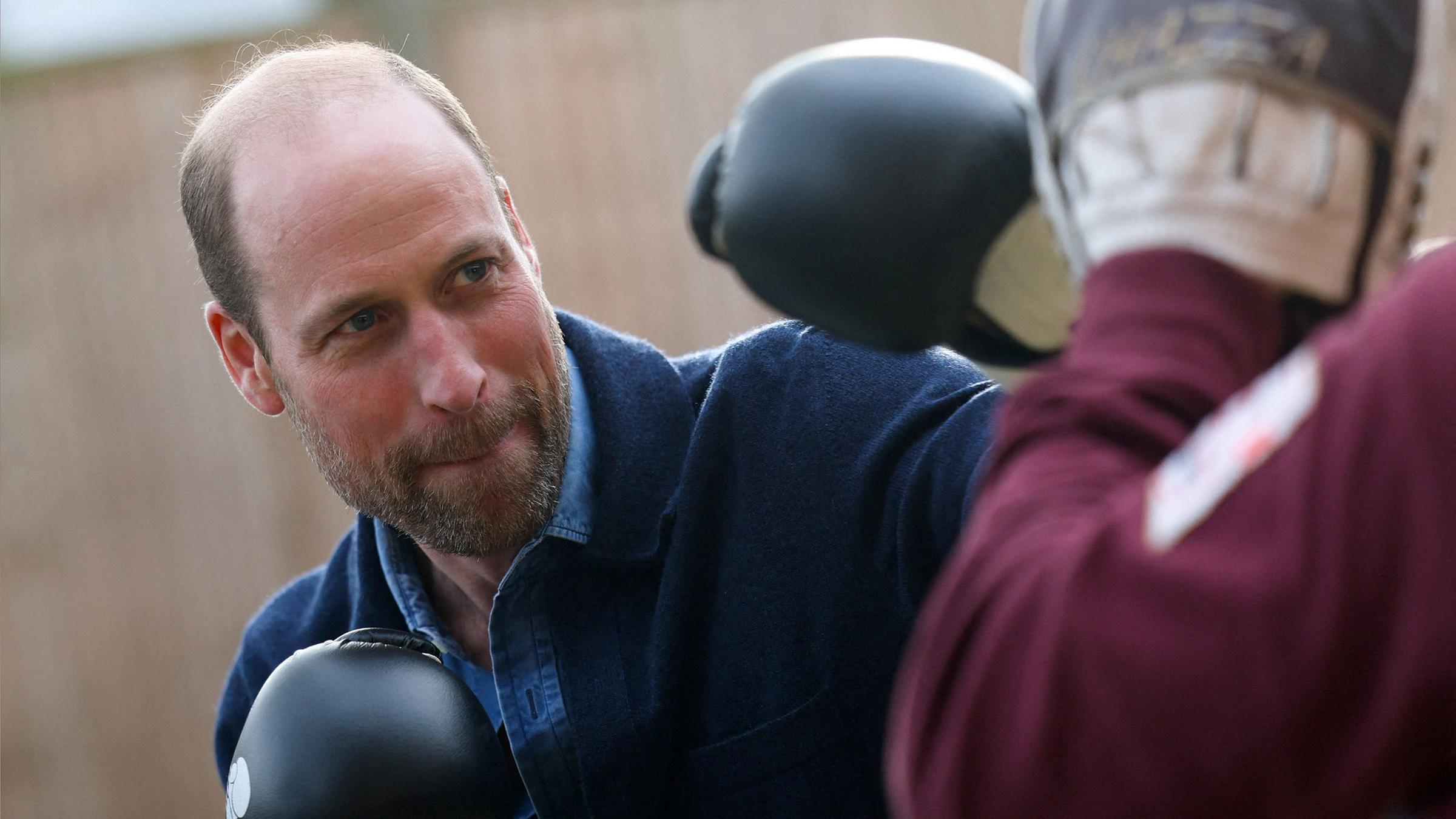 Prinz William beim Boxtraining in einem Zentrum für obdachlose Jugendliche. 