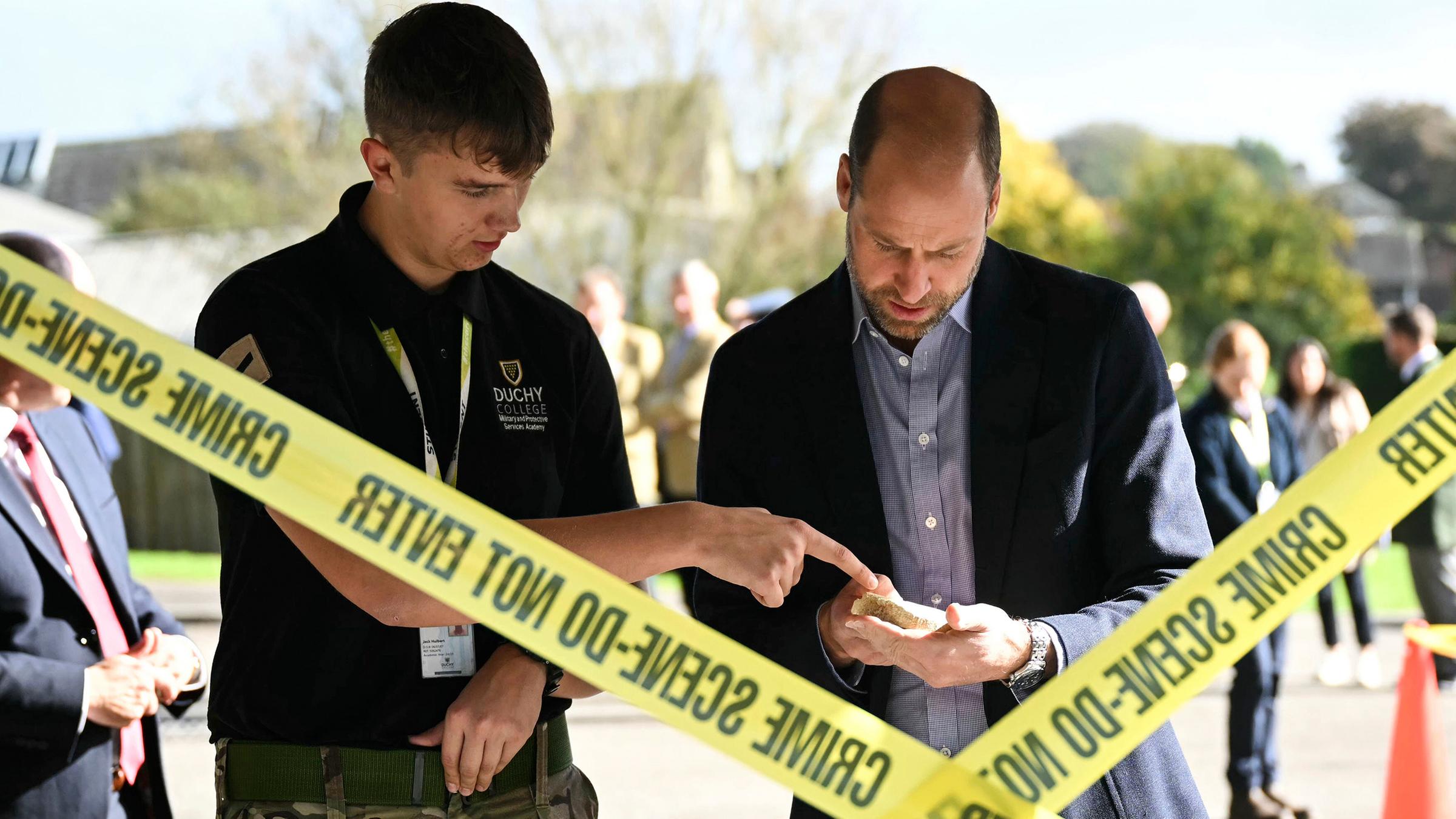 Prinz William mit einem Tatortermittler in Cornwall.