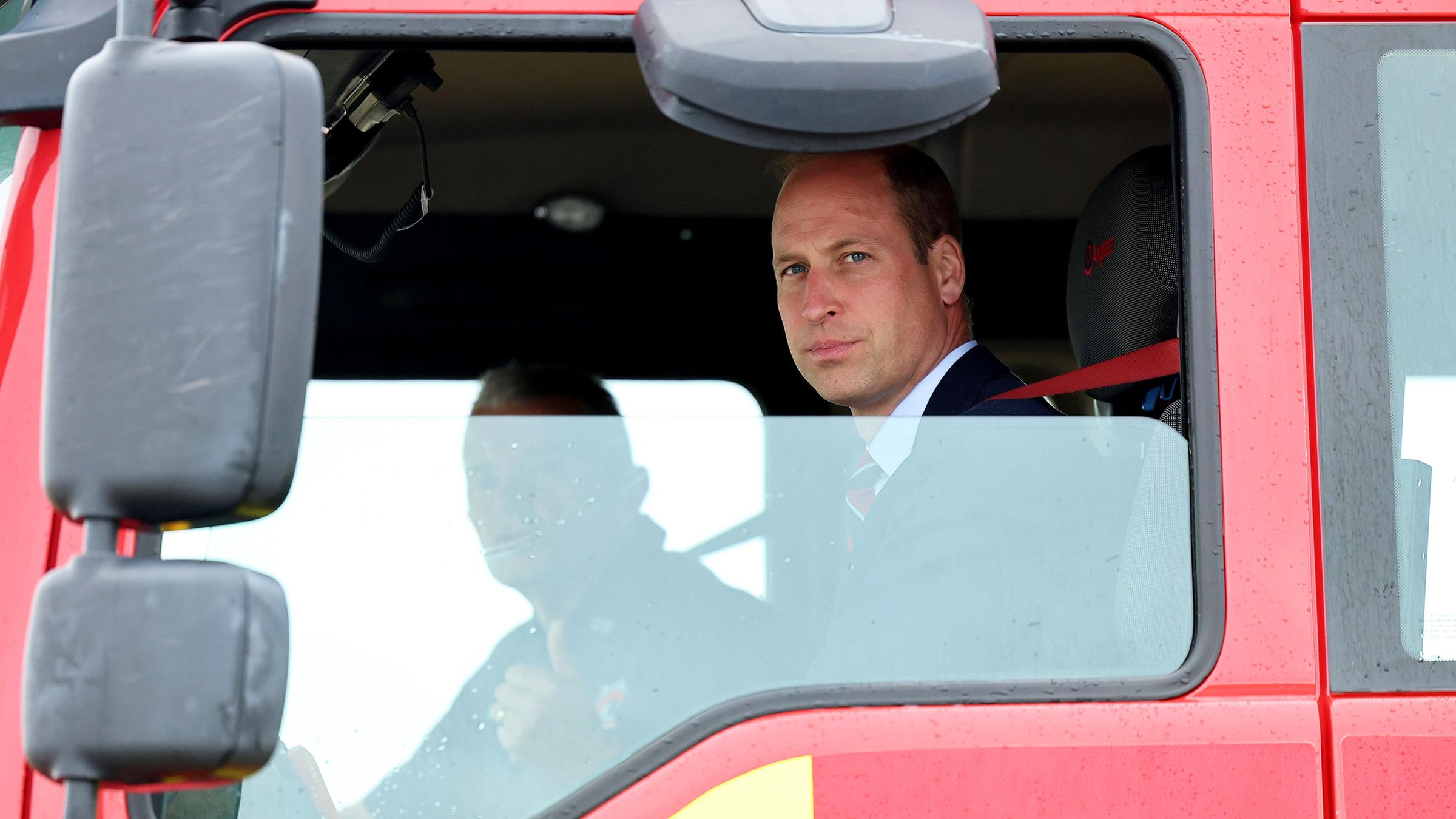 Prinz William bei einer Löschübung in einem Feuerwehrauto auf seinem alten Luftwaffenstützpunkt in Wales, wo er einst diente. 