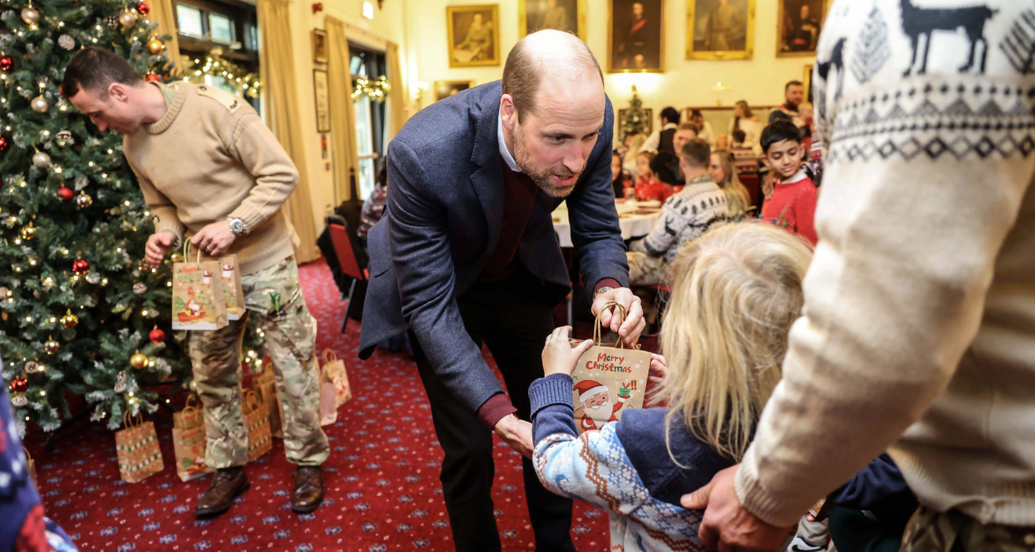 Prinz William mit Kindern von Soldaten bei Weihnachtsessen