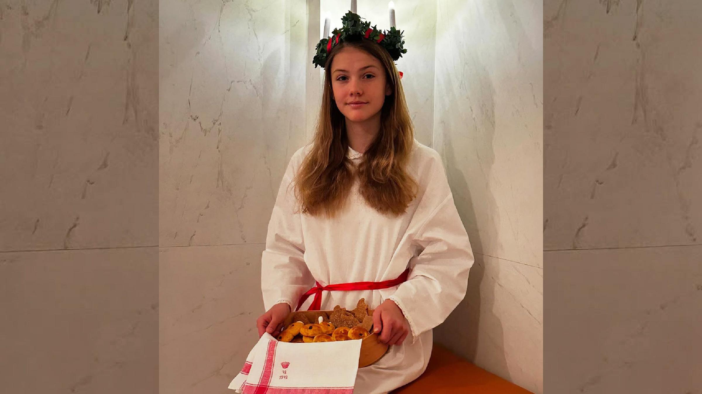 Der schwedische Winter beginnt dunkel - Zeit für das Licht-Fest und das traditionelle Foto des Königshauses dazu: Prinzessin Estelle als heilige Lucia, diesmal ohne Bruder Oscar. (13.12.2024)