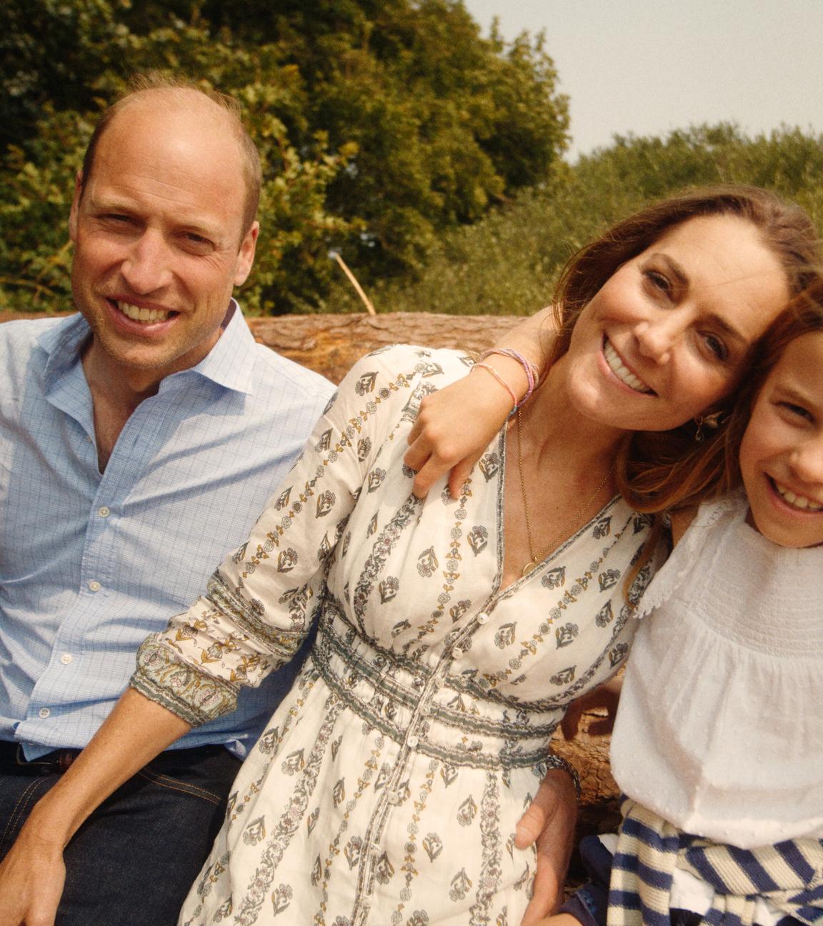 Prinzessin Kate und Kate, Prinz William mit ihren Kindern Prinz George (rechts) und Prinzessin Charlotte und Prinz Louis (links)