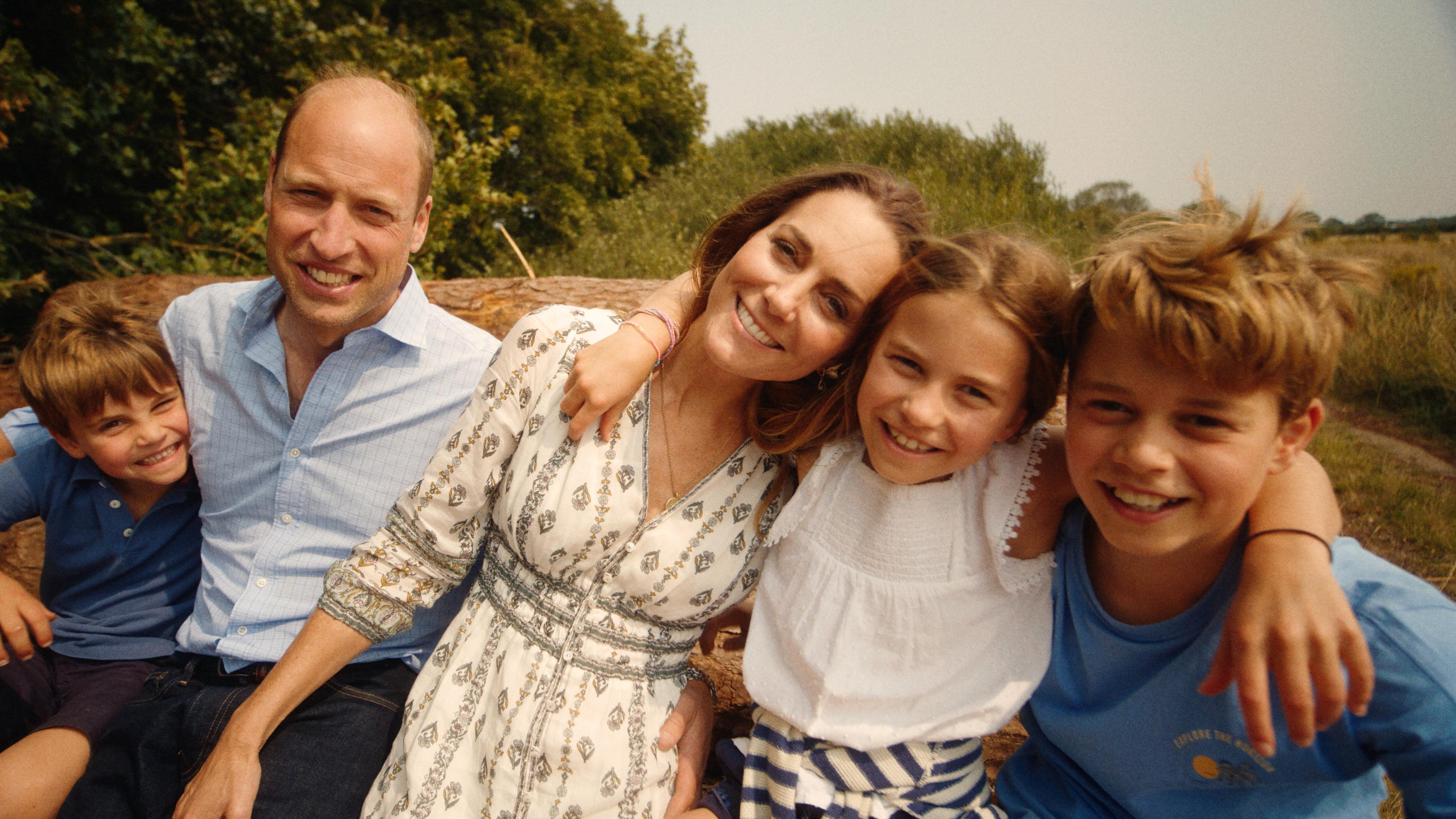 Prinzessin Kate und Kate, Prinz William mit ihren Kindern Prinz George (rechts) und Prinzessin Charlotte und Prinz Louis (links)