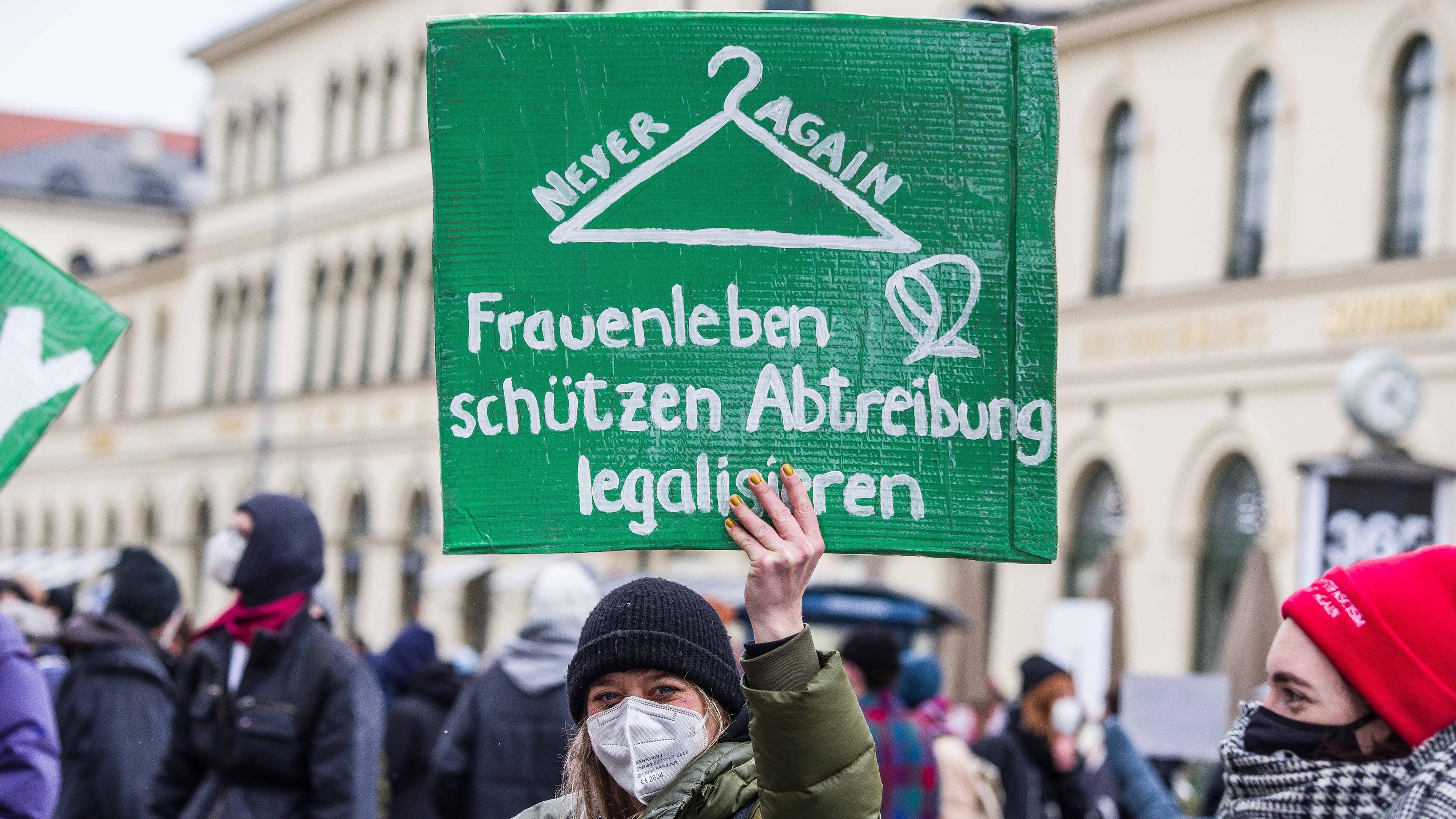 Pro-Choice-Demonstranten stellen sich gegen die Münchner Demonstration „March for Life“, die von radikalen christlichen Gruppen organisiert und mit Querdenken in Verbindung gebracht wird