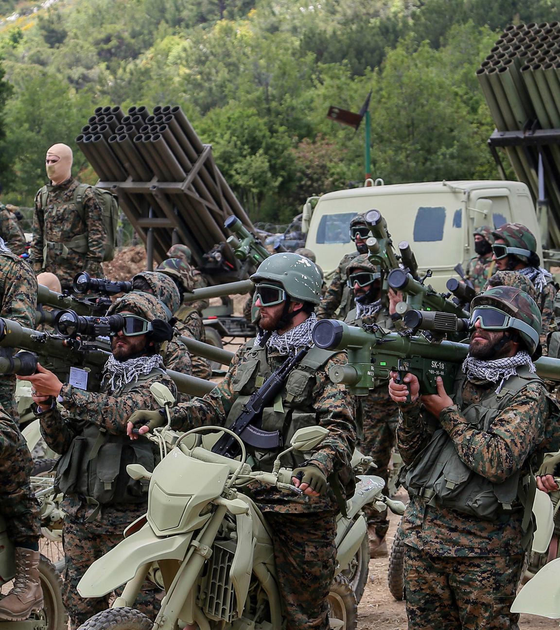 Archiv: Pro-iranische Hisbollah-Kämpfer nehmen an einer inszenierten Militärübung in einem Lager im südlibanesischen Dorf Aramta teil.