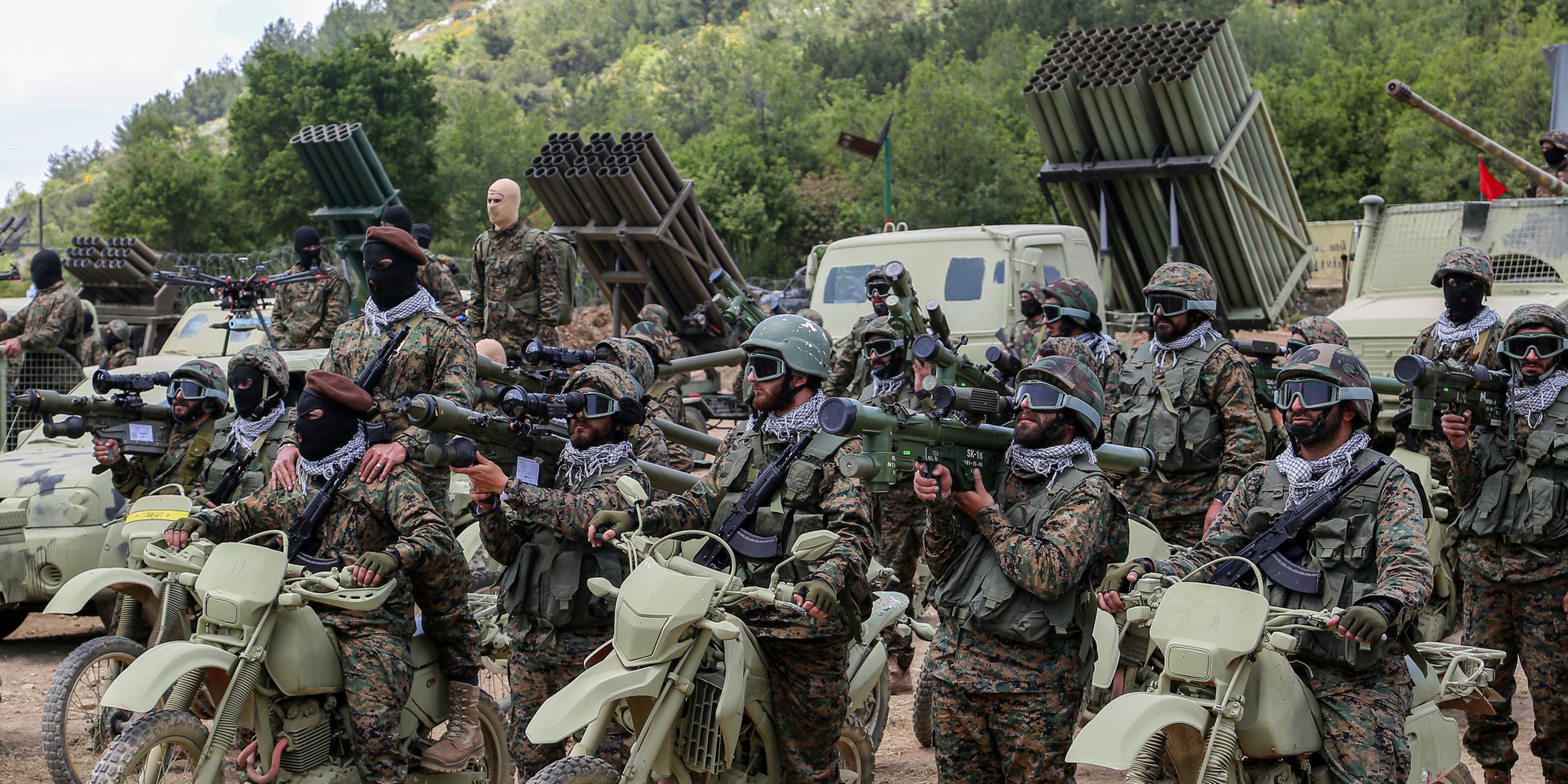 Hisbollah-Kämpfer auf Motorrädern nehmen im Mai 2023 an einer inszenierten Übung in einem Lager im südlibanesischen Dorf Aramta teil.