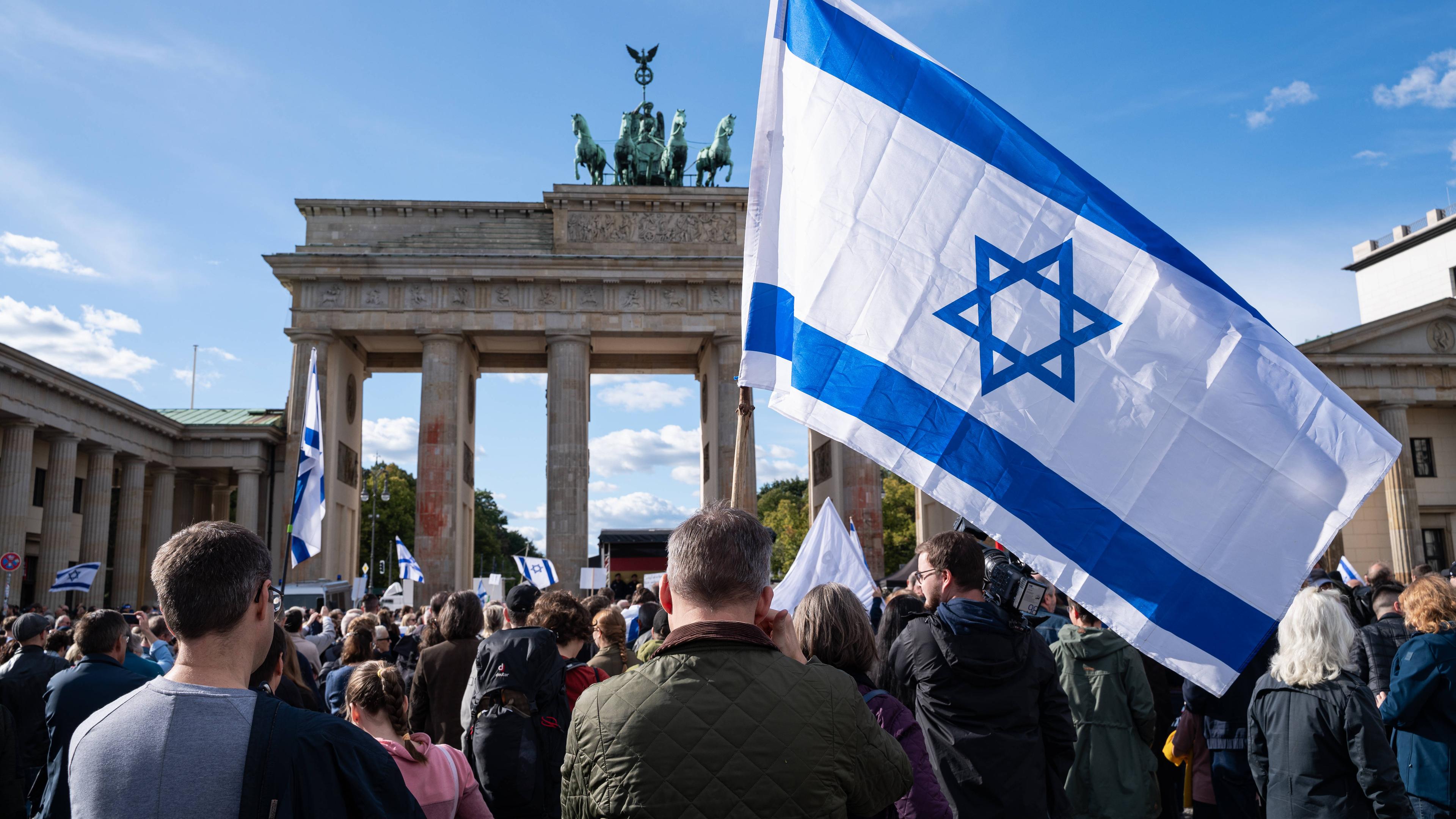 Archiv: Über 2000 Menschen folgen nehmen an einer pro-israelischen Solidaritaetskundgebung auf dem Pariser Platz vor dem Brandenburger Tor teil.