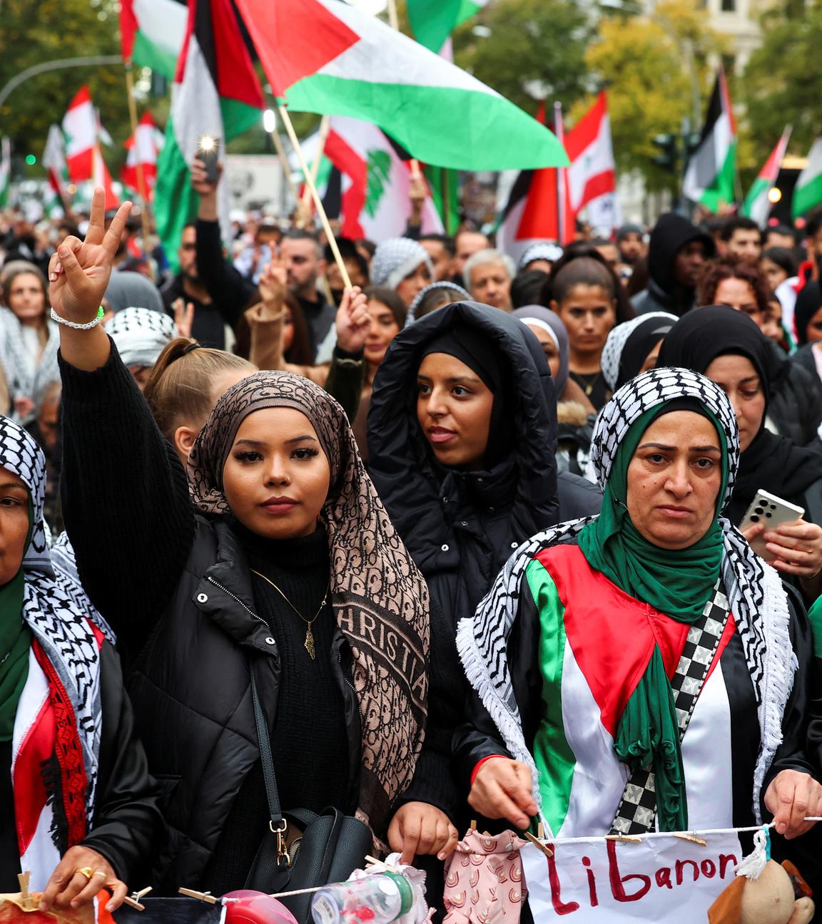 Zum ersten Jahrestag des Hamas-Massakers traffen sich hunderte Demonstraten auf Berlinsstraßen um für eine Ende des Gazakrieges und mehr Solidarität mit Gaza zu demonstrieren.