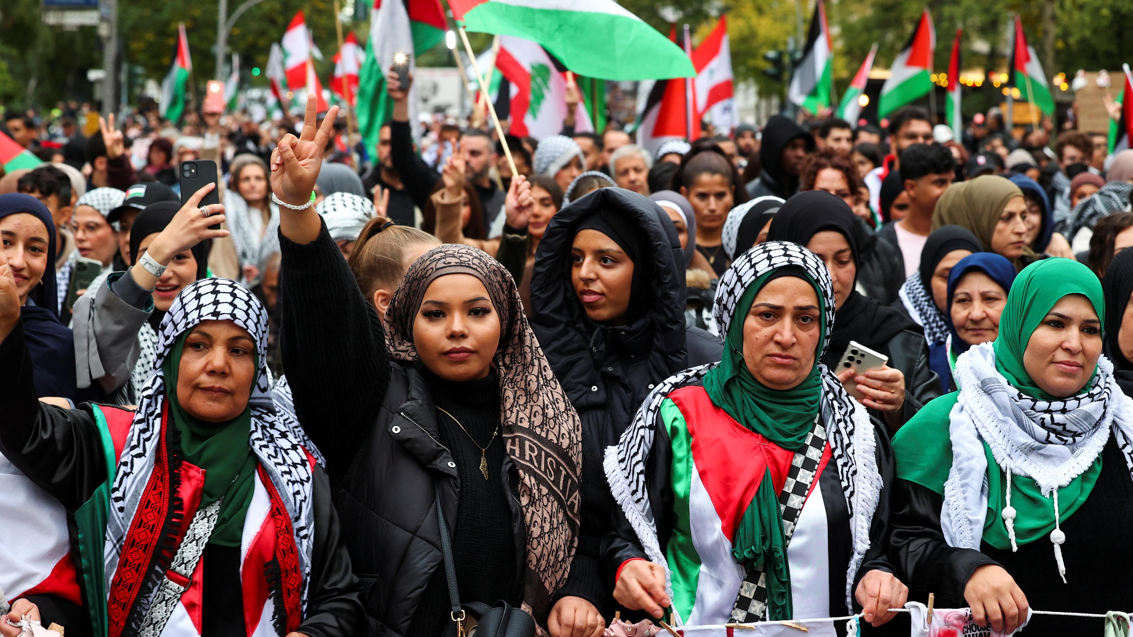 Zum ersten Jahrestag des Hamas-Massakers traffen sich hunderte Demonstraten auf Berlinsstraßen um für eine Ende des Gazakrieges und mehr Solidarität mit Gaza zu demonstrieren.