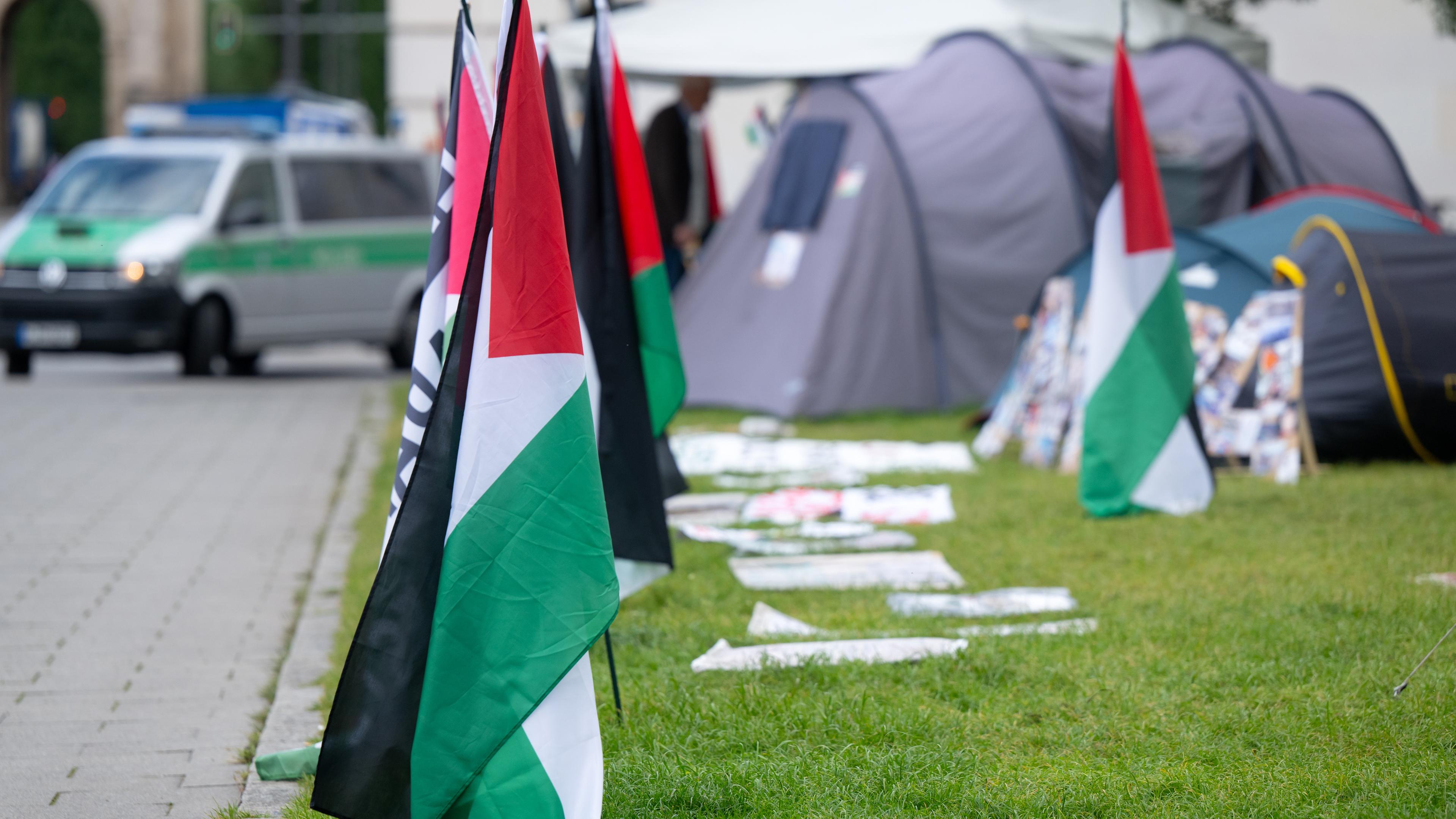 Bayern, München: Palästinensische Flaggen stehen an einem propalästinensischen Protestcamp vor der Ludwig-Maximilians-Universität (LMU).