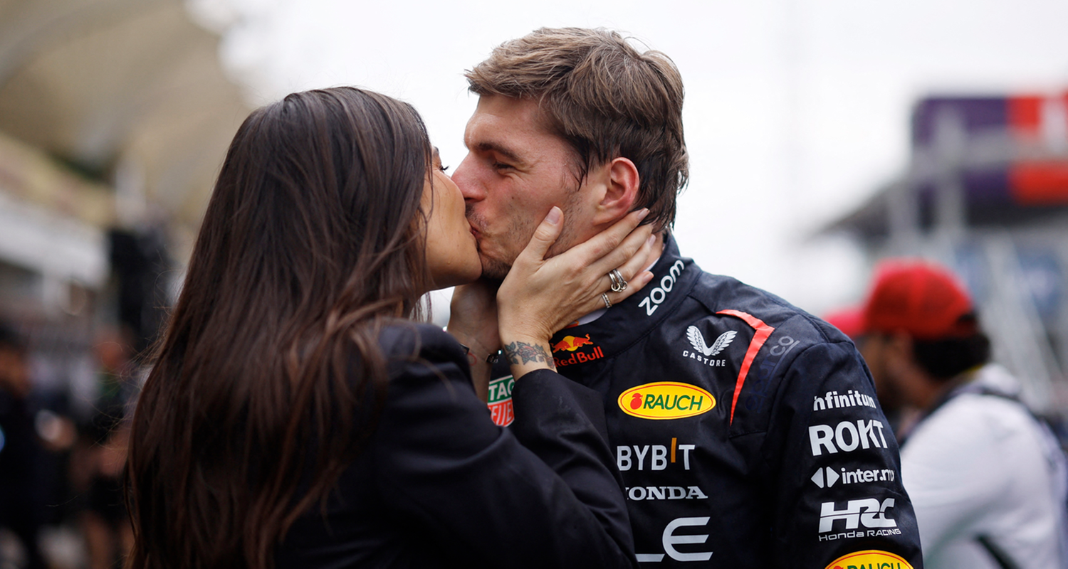 Max Verstappen küssend mit Partnerin Kelly Piquet