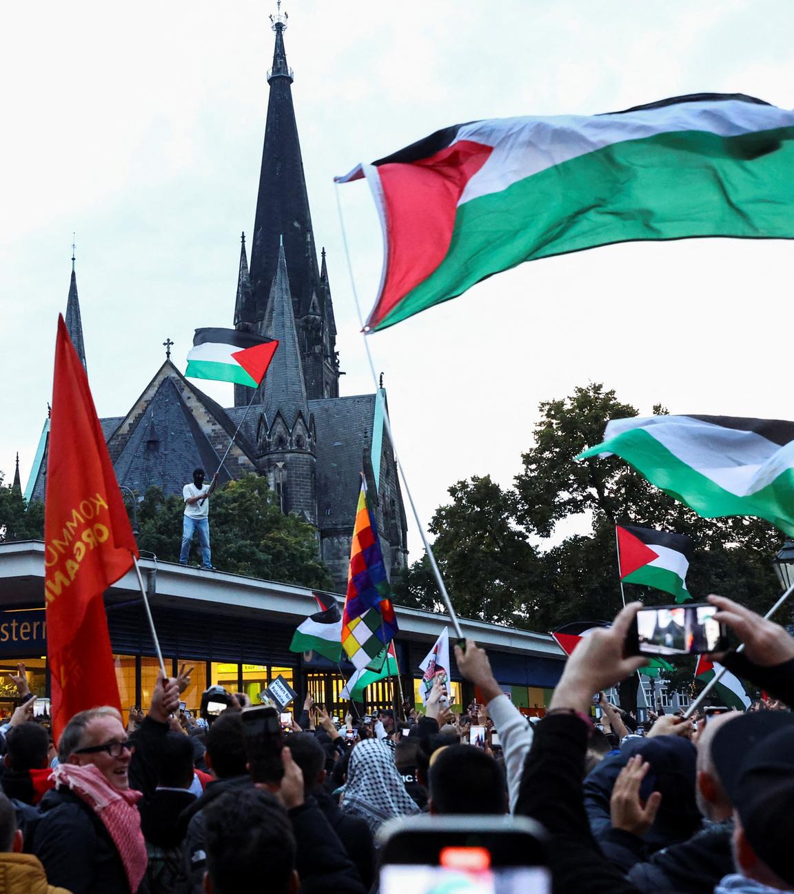 07.10.2024, Berlin: Teilnehmer einer propalästinensischen Kundgebung versammeln sich am Jahrestag des Hamas-Angriffs auf Israel in Berlin.