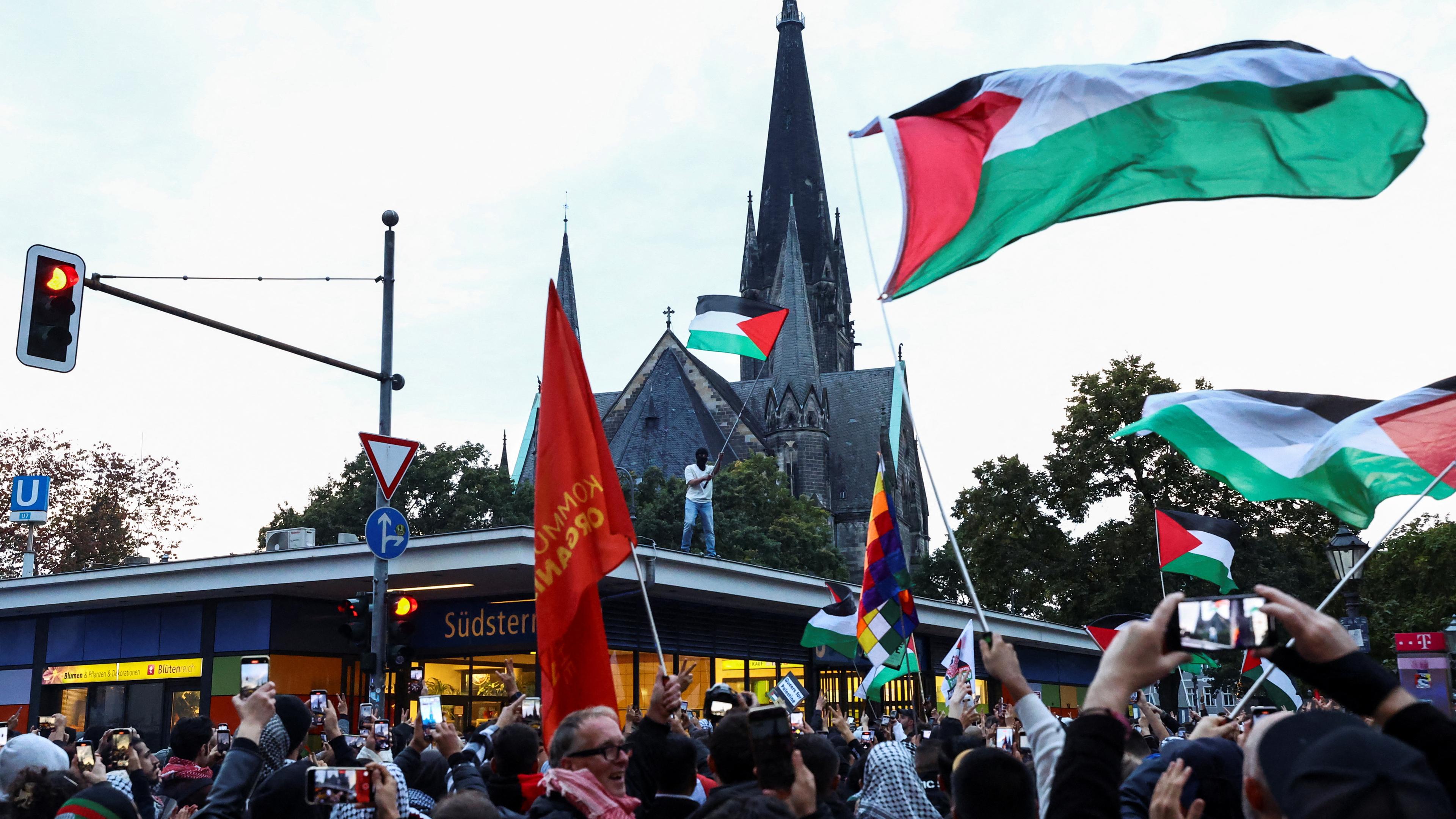 07.10.2024, Berlin: Teilnehmer einer propalästinensischen Kundgebung versammeln sich am Jahrestag des Hamas-Angriffs auf Israel in Berlin.