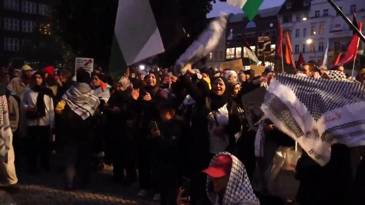 Teilnehmer einer propalästinensischen Demonstrationen stehen auf dem Leopoldplatz in Wedding