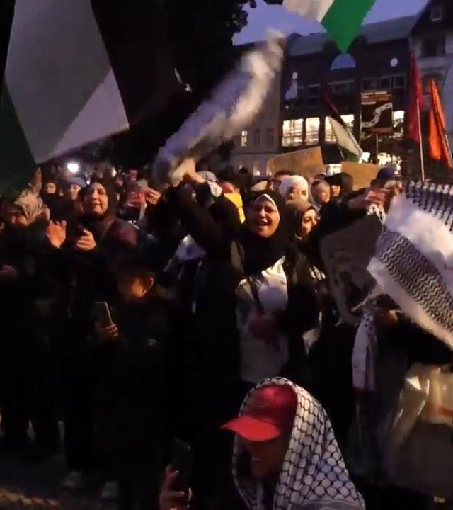 Teilnehmer einer propalästinensischen Demonstrationen stehen auf dem Leopoldplatz in Wedding