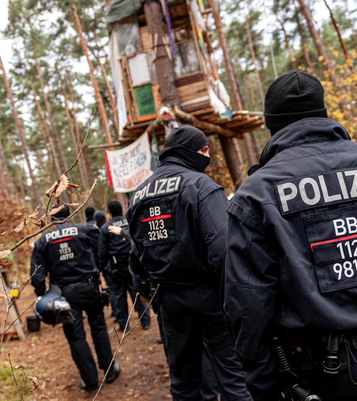 Die Polizei hat das Tesla-Protestcamp abgesperr, aufgenommen am 18.11.2024