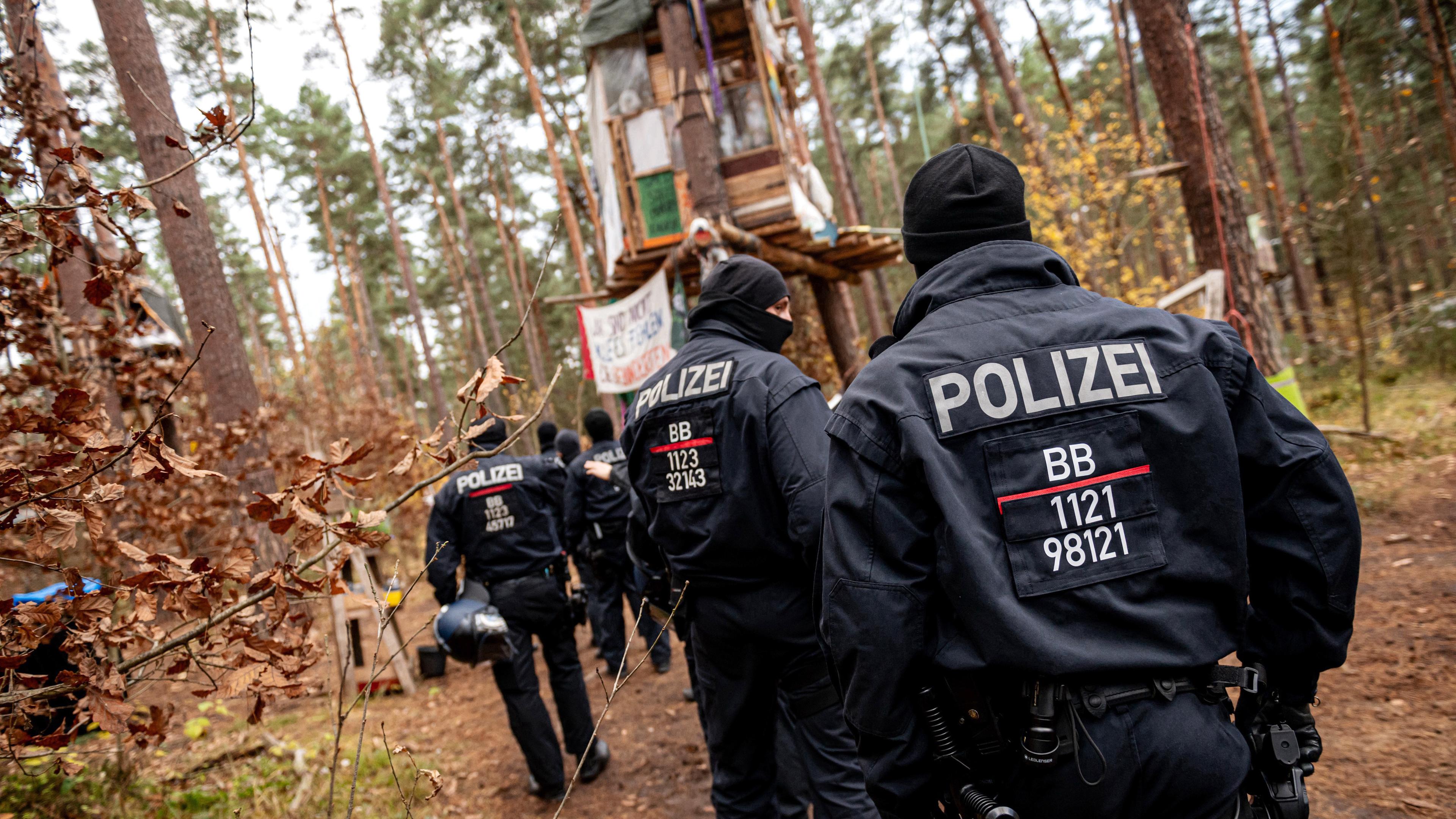 Die Polizei hat das Tesla-Protestcamp abgesperr, aufgenommen am 18.11.2024