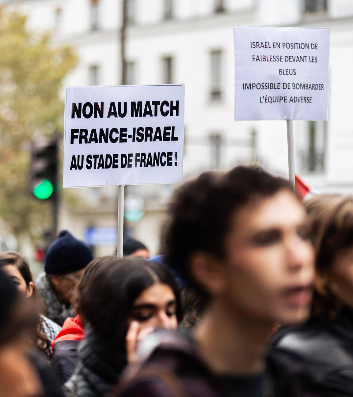 9. November 2024: In Paris wird bei einer propalästinensischen Demonstration ein Schild hochgehalten. Damit wird gegen die Austragung des Länderspiels Frankreich - Israel im Stade de France protestiert