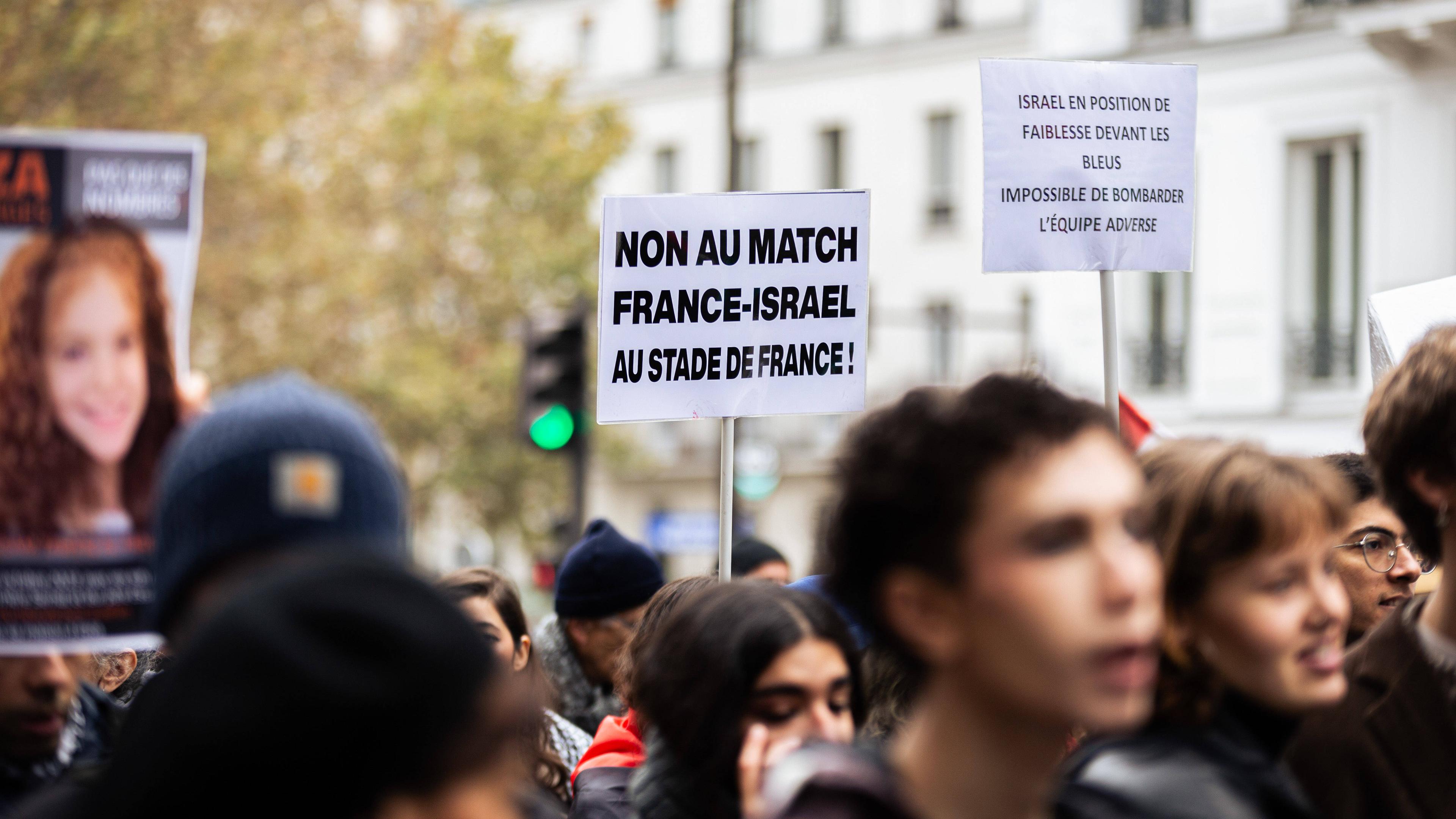 9. November 2024: In Paris wird bei einer propalästinensischen Demonstration ein Schild hochgehalten. Damit wird gegen die Austragung des Länderspiels Frankreich - Israel im Stade de France protestiert