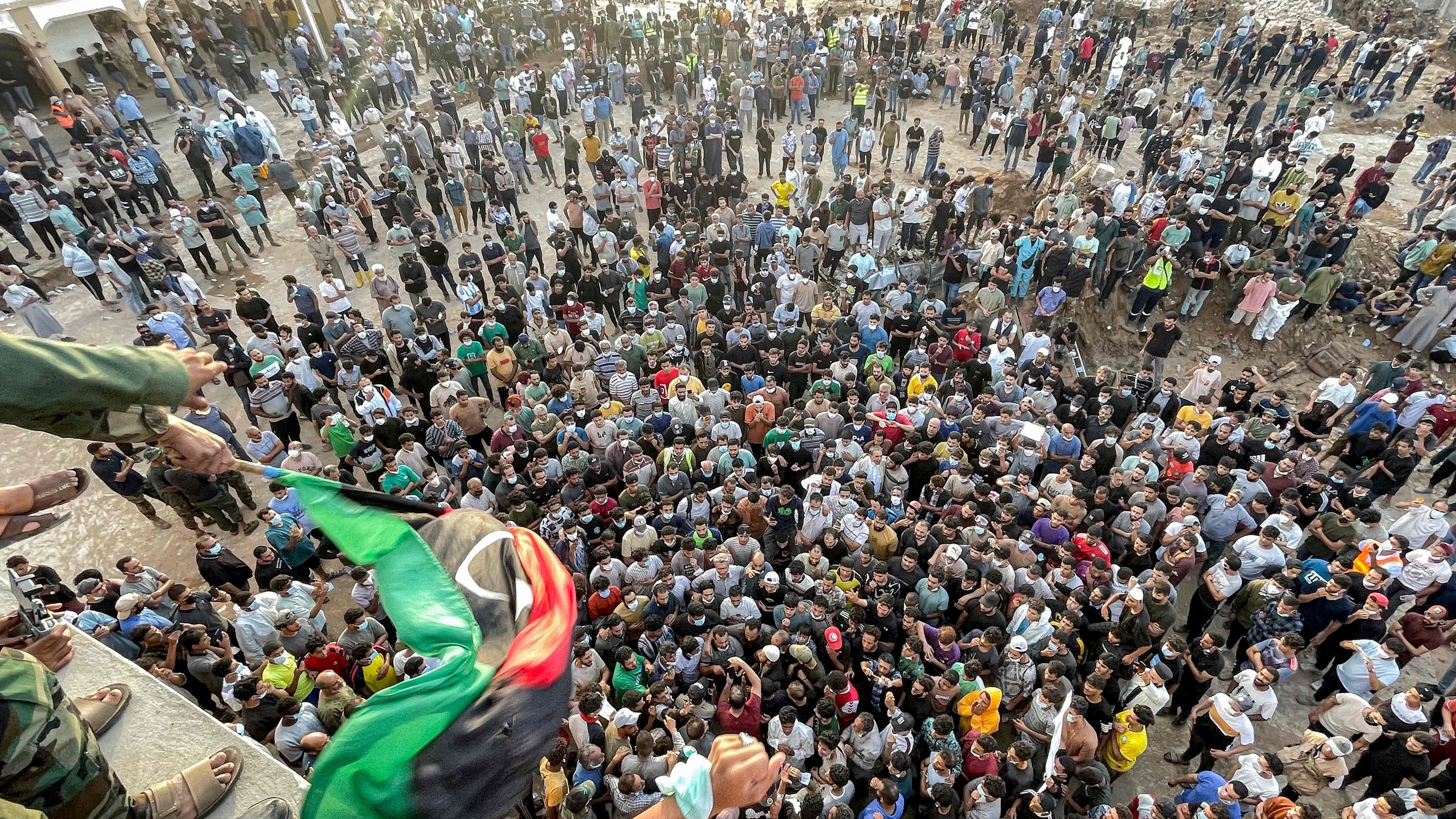 Eine große Menschenmasse protestiert in Derna.