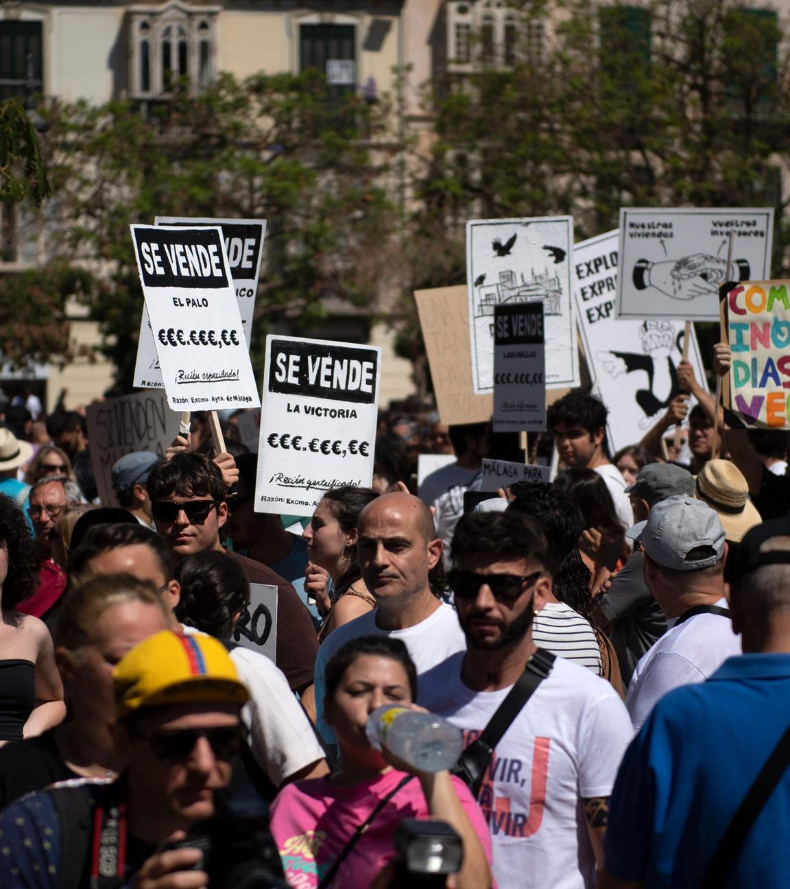 Demonstranten nehmen am 29.06.2024 an einer Demonstration gegen den Massentourismus und die Immobilienpreise in Málaga teil.