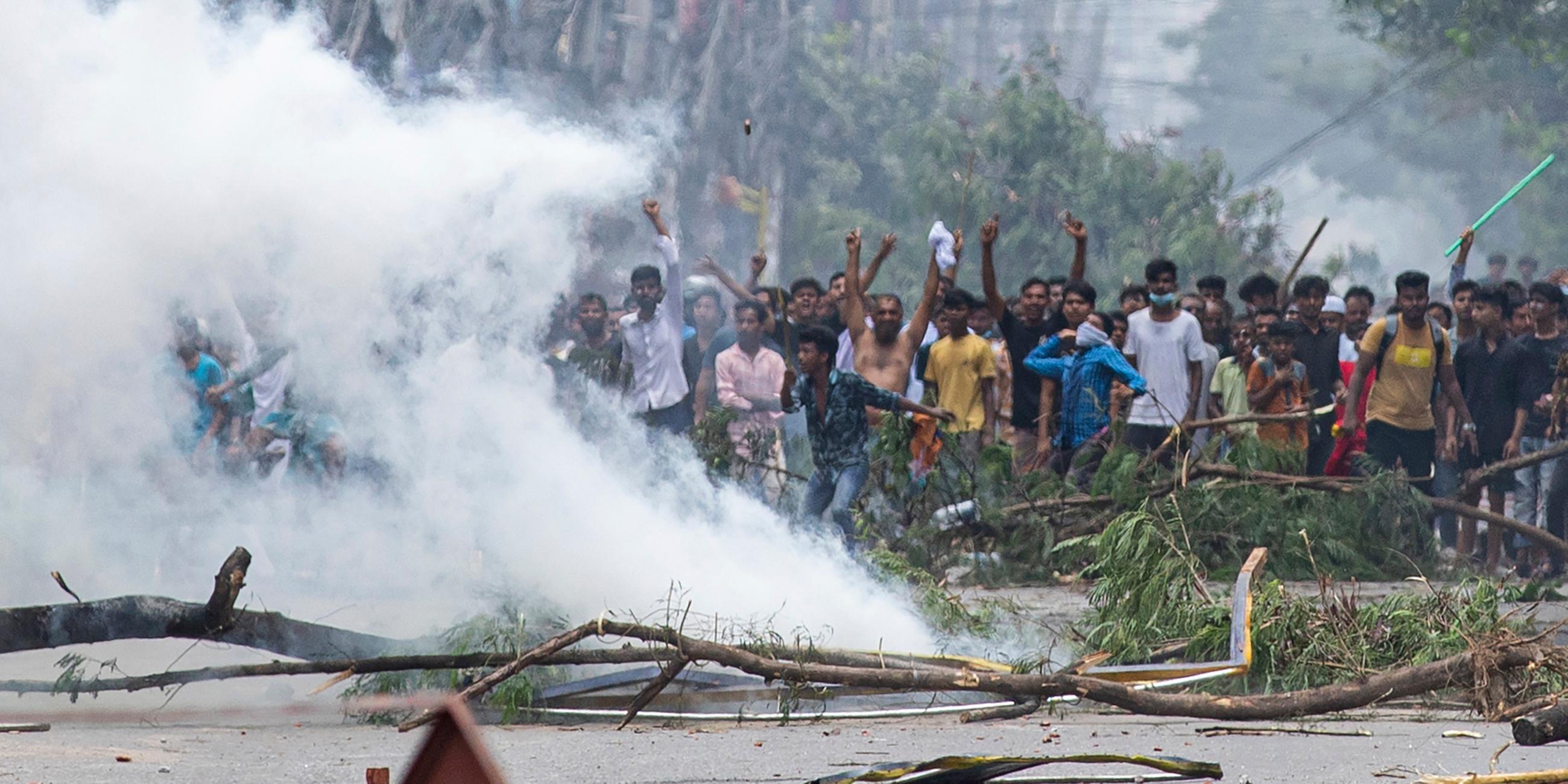 Studenten stoßen bei einem Protest gegen das Quotensystem im öffentlichen Dienst in Dhaka, Bangladesch, am Freitag, 19.07.2024, mit der Polizei zusammen.