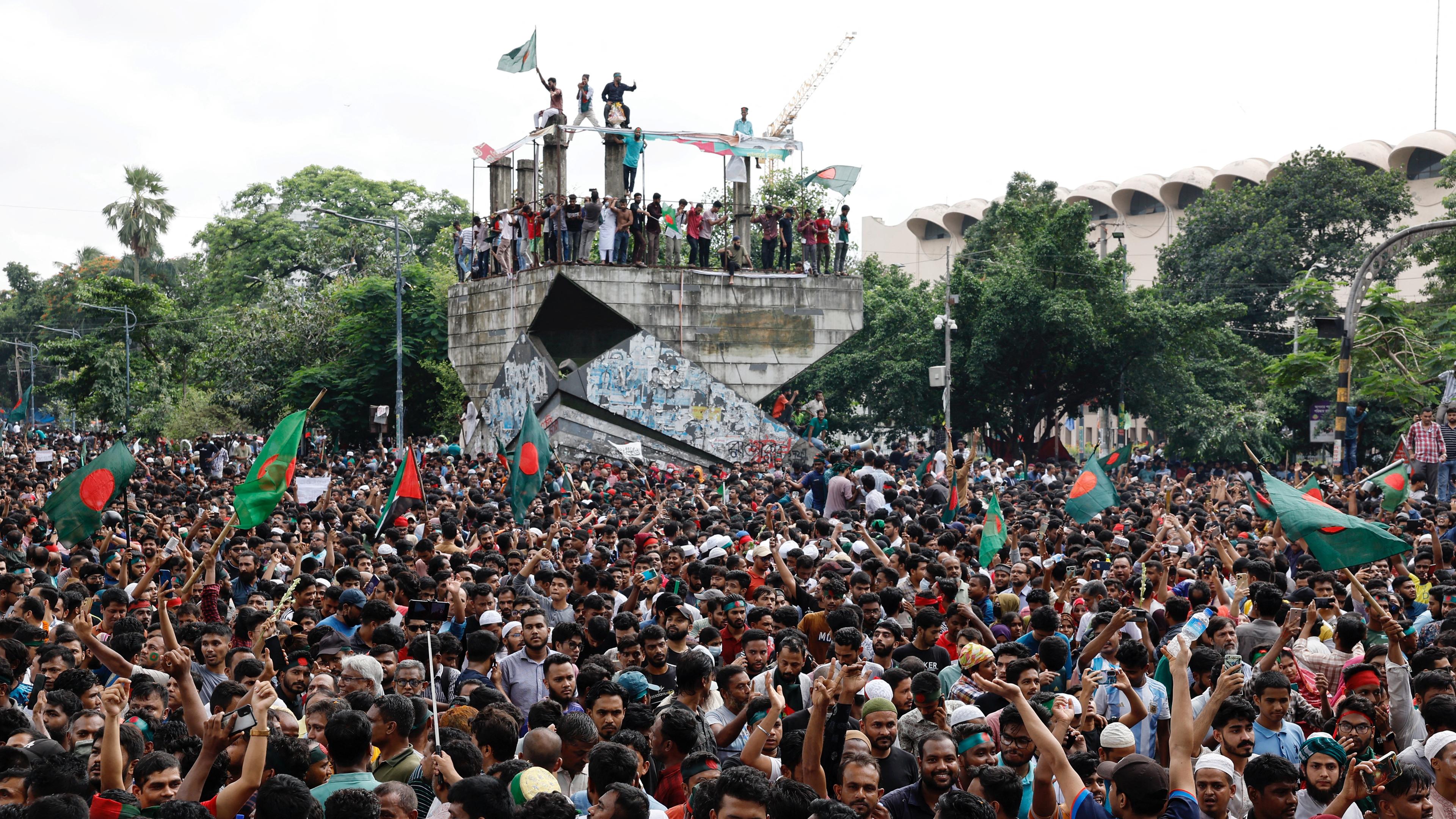 Menschen feiern den Rücktritt der bangladeschischen Premierministerin Sheikh Hasina in Dhaka, Bangladesch, 05.08.2024.