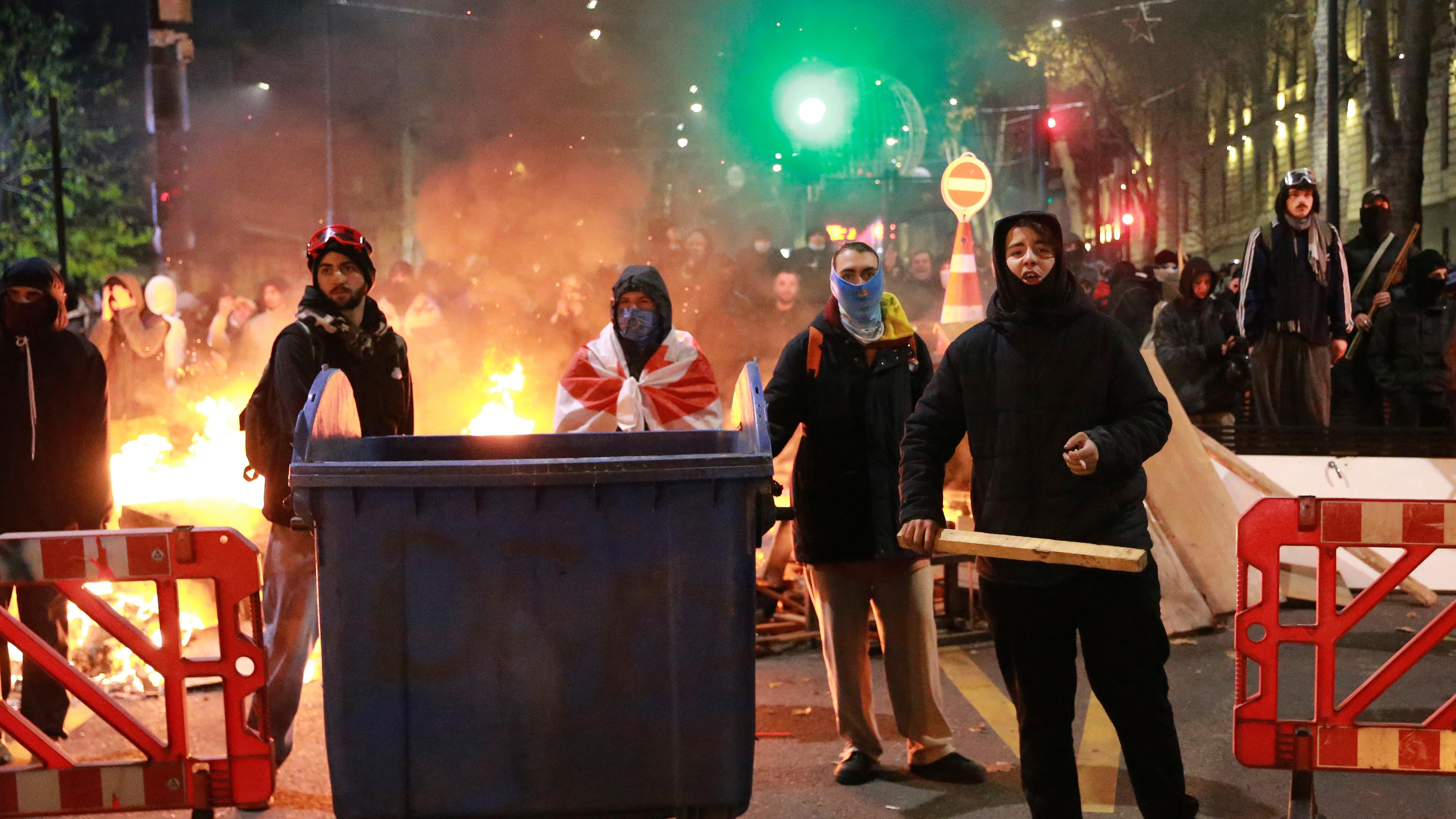 Georgien, Tiflis: Demonstranten stehen an einer Barrikade während der Proteste gegen die Entscheidung der Regierung, die Verhandlungen über den Beitritt zur Europäischen Union auszusetzen