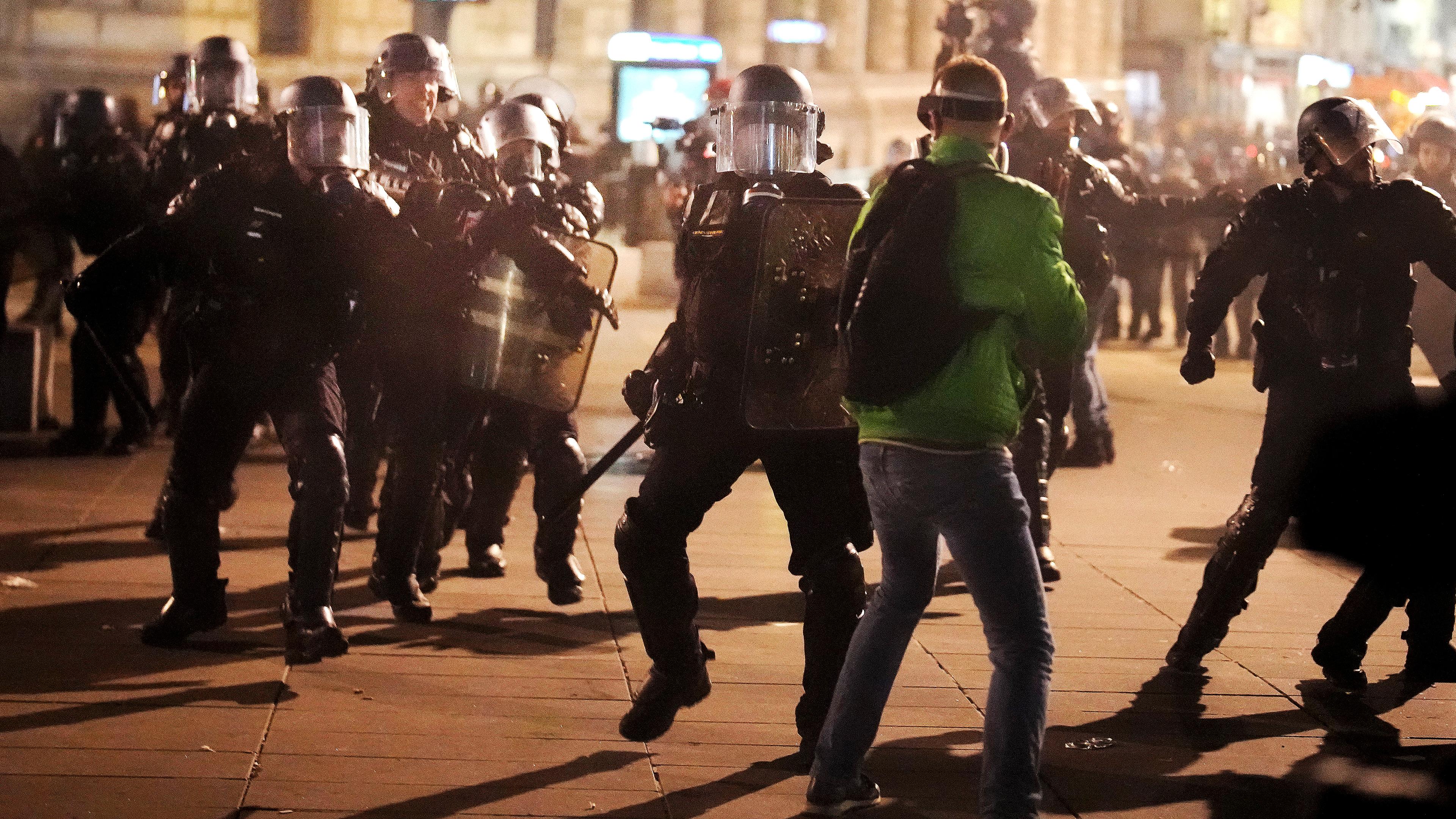Polizeibeamte ringen mit Demonstranten auf dem Platz der Republik in Paris am 21.03.2023