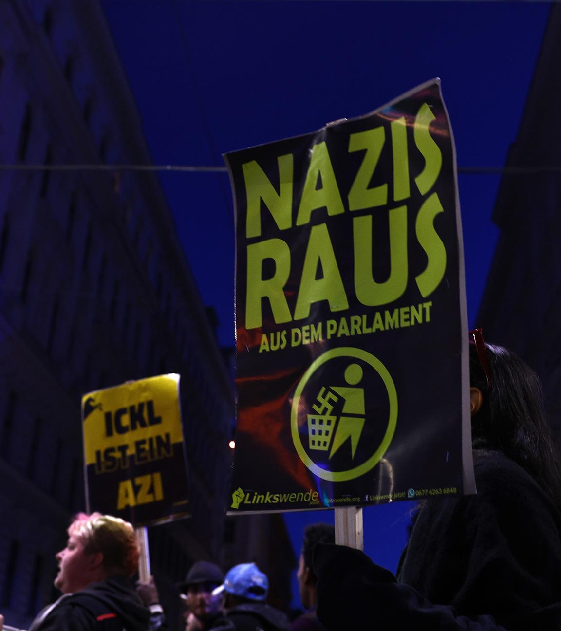 Demonstranten in Wien halten Plakate. "Nazis raus" ist auf einem gut zu lesen.