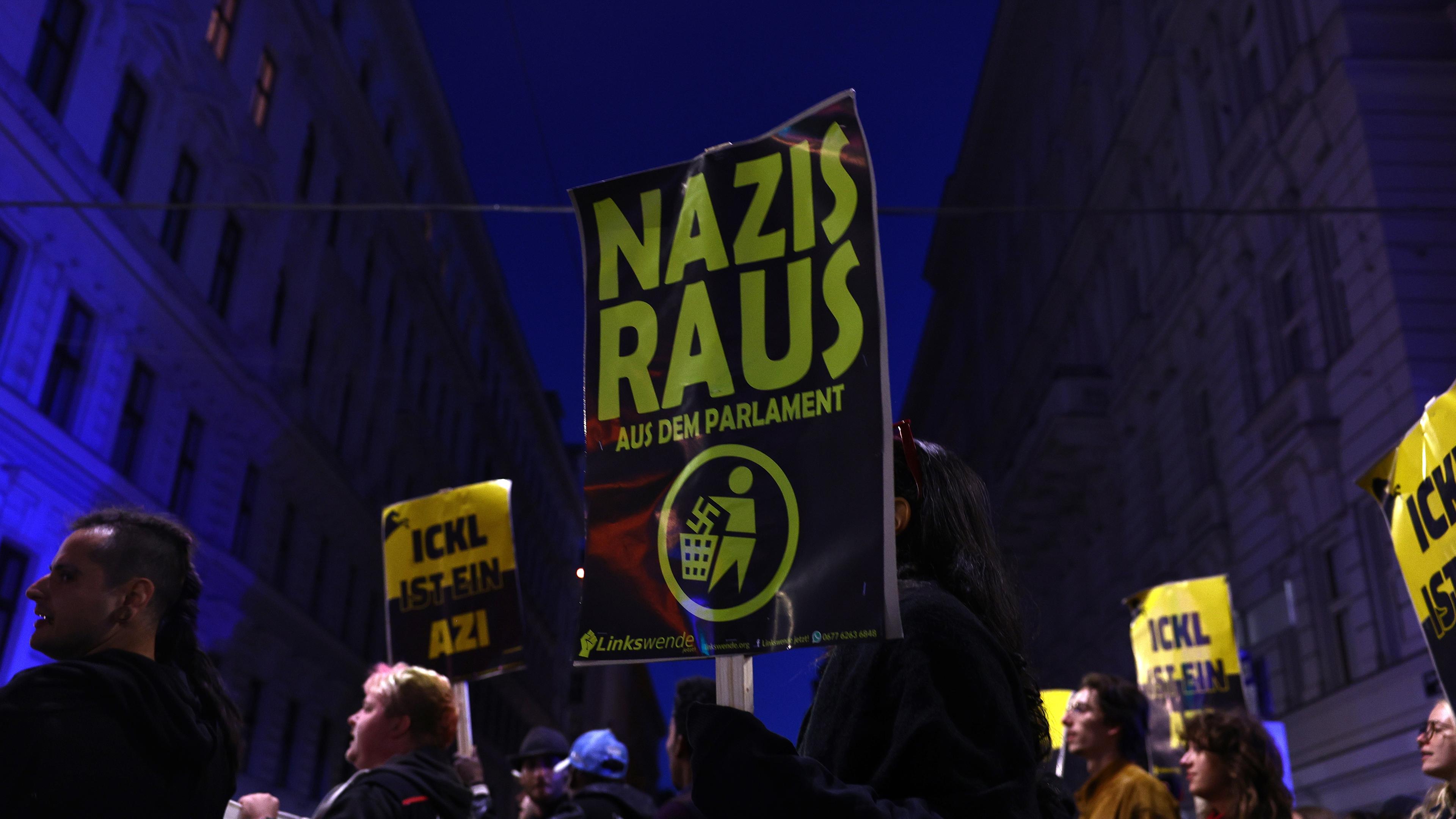 Demonstranten in Österreich halten Plakate. "Nazis raus" ist auf einem gut zu lesen.