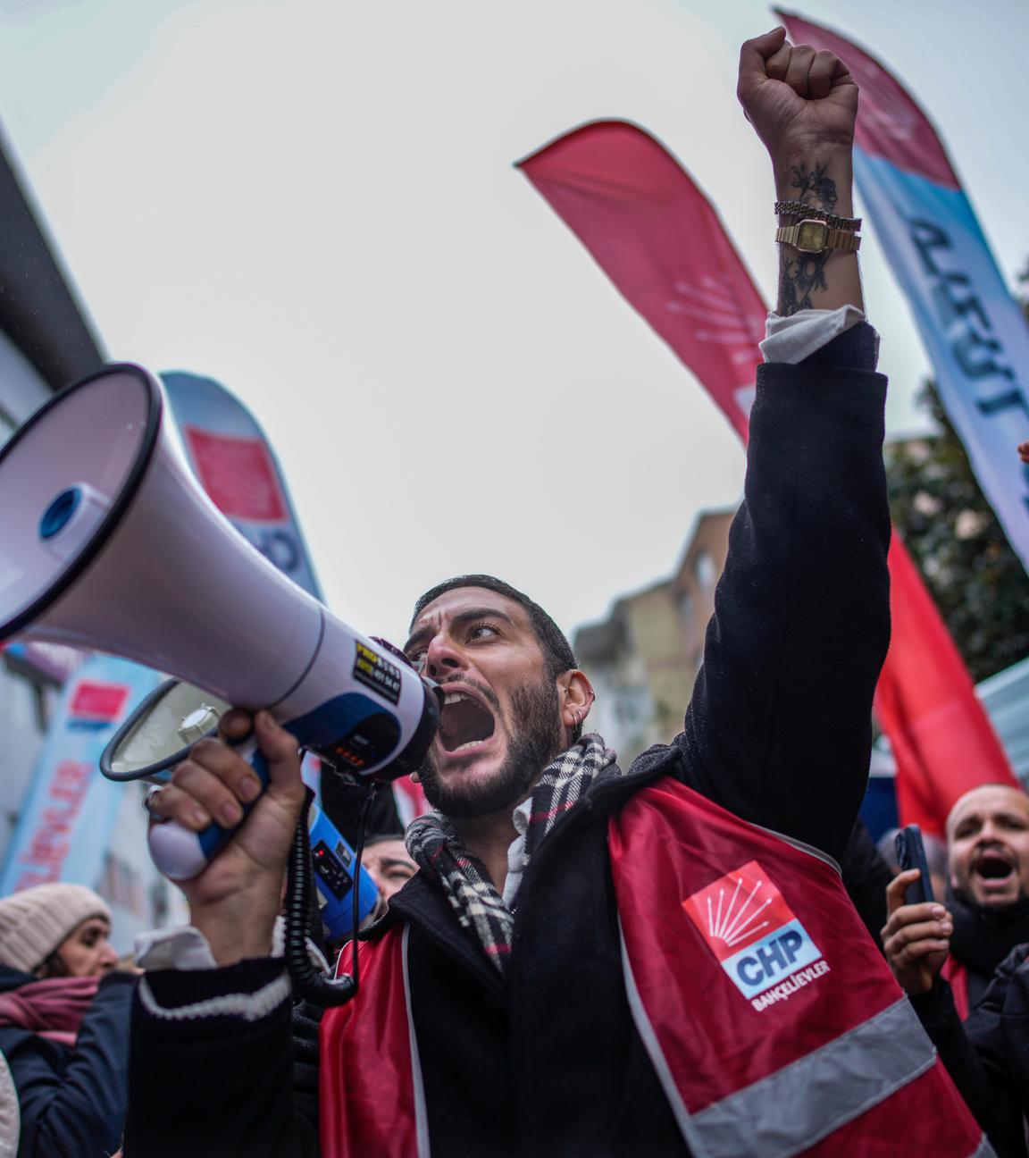 Demonstranten der oppositionellen Republikanischen Volkspartei (CHP) rufen während einer Demonstration gegen die Verhaftung des Bürgermeisters des Istanbuler Stadtteils Besiktas, Riza Akpolat, Slogans.