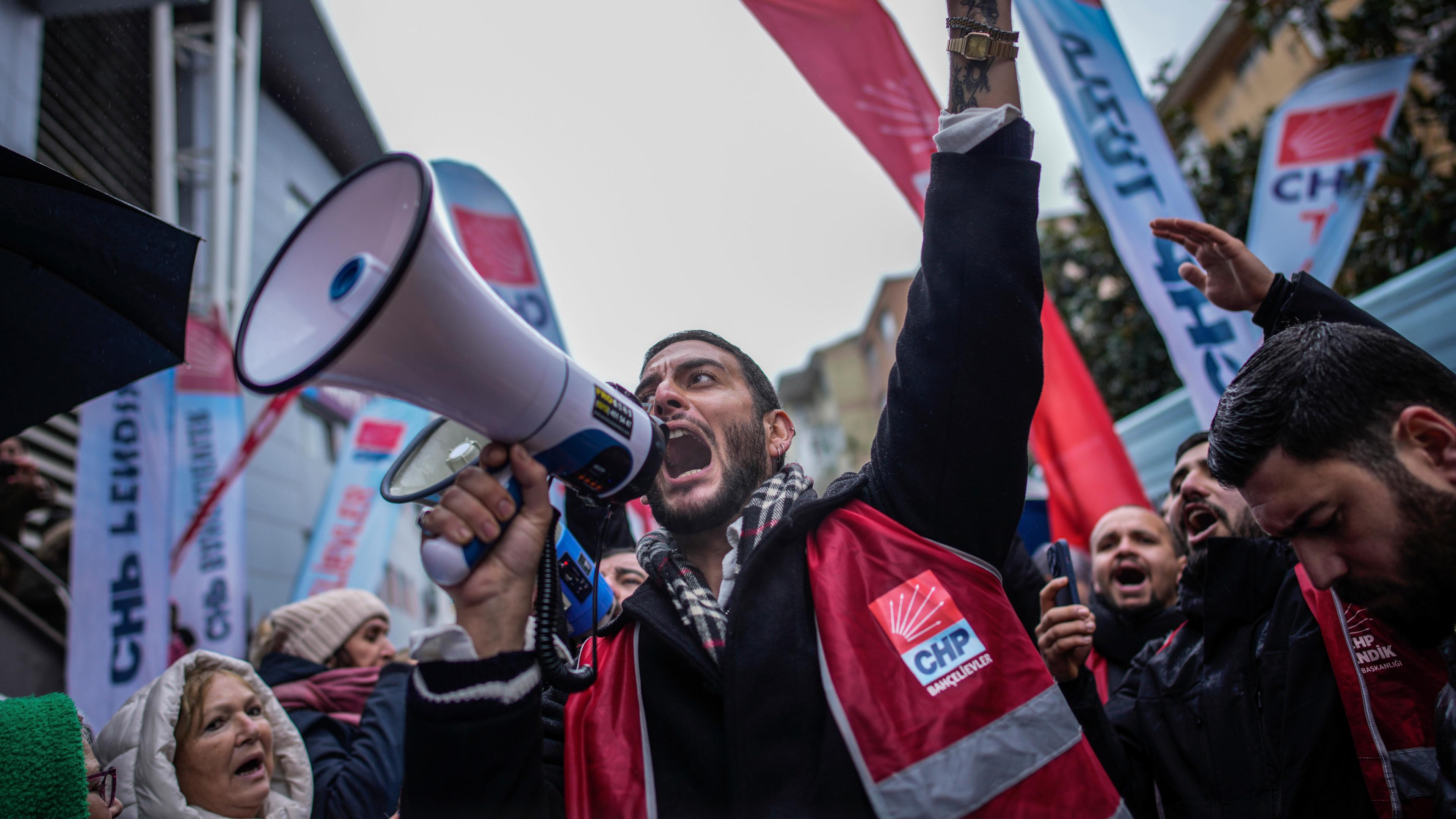 Demonstranten der oppositionellen Republikanischen Volkspartei (CHP) rufen während einer Demonstration gegen die Verhaftung des Bürgermeisters des Istanbuler Stadtteils Besiktas, Riza Akpolat, Slogans.