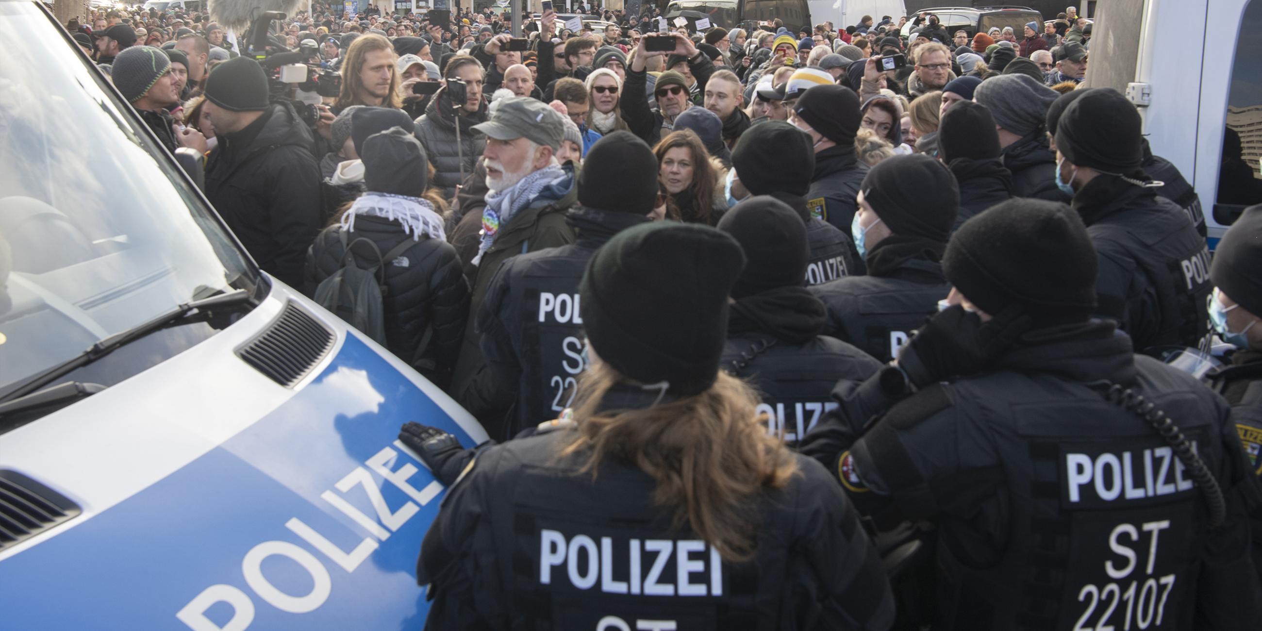 Archiv: Polizeibeamte versperren den Teilnehmern an der "Friedenswanderung" in Magdeburg den Weg. Aufgenommen am 08.01.2022 