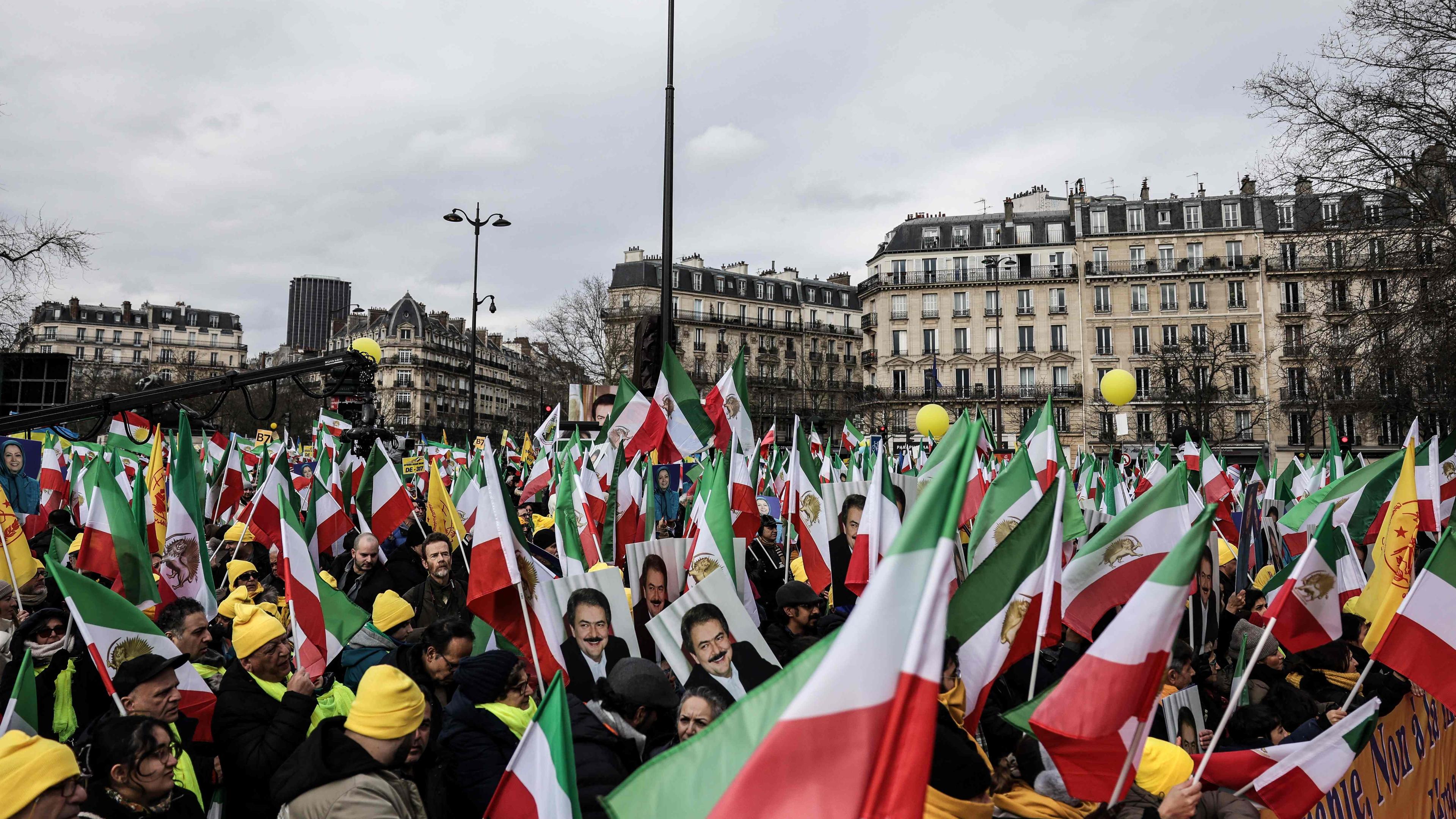 Menschen nehmen in Paris an einer Demonstration teil, zu der Mitglieder der iranischen Opposition aufgerufen haben.