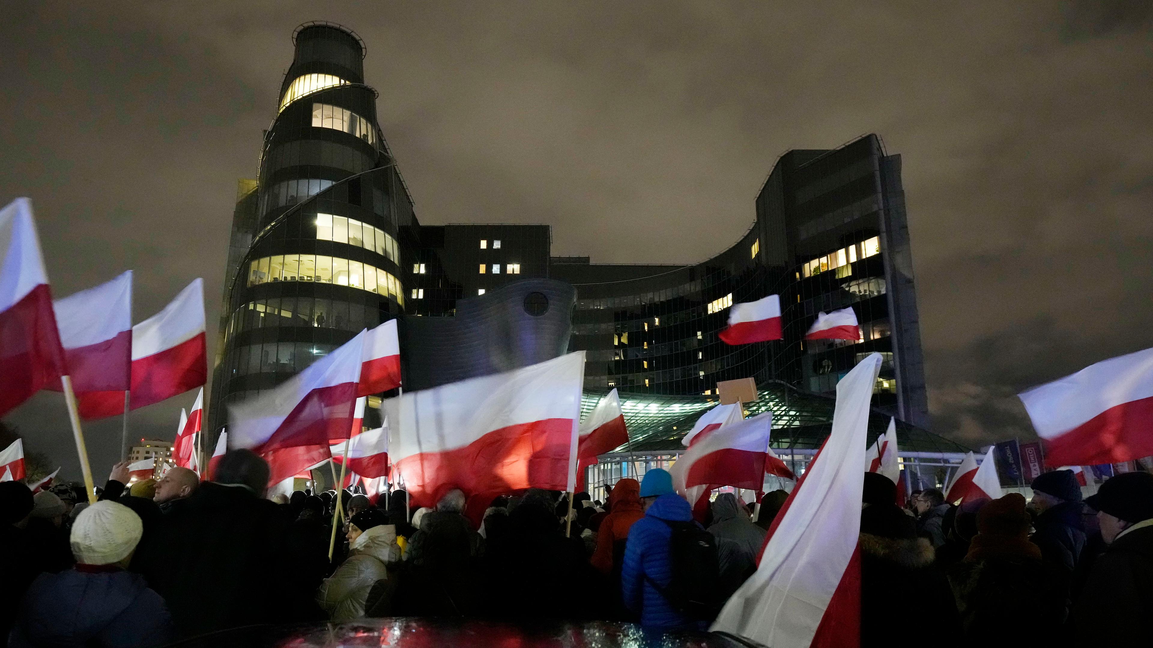 Anhänger der PiS-Partei protestieren gegen die Entlassung der Führung des Staatssenders