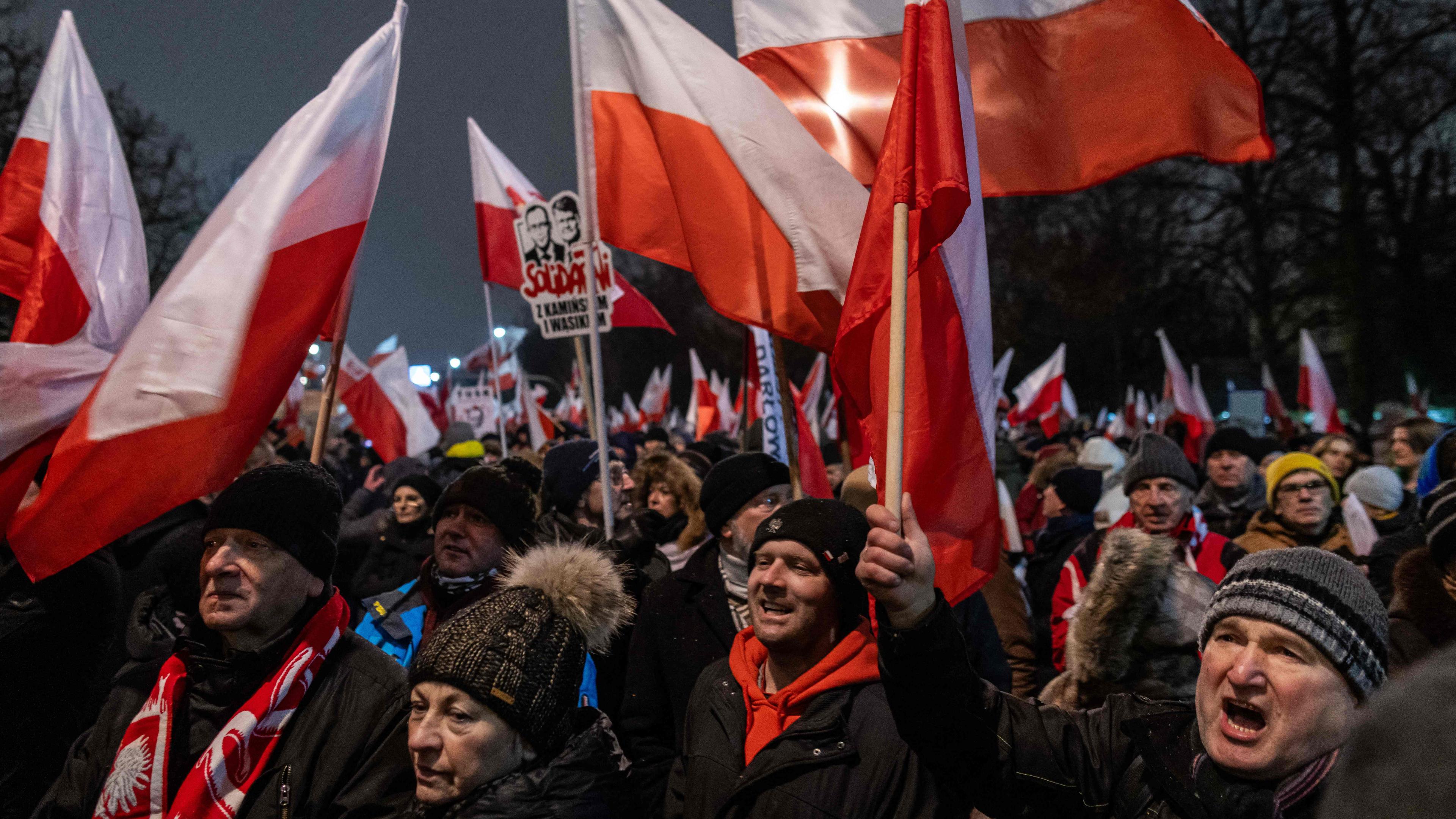 Anhänger der PiS-Partei protestieren gegen die Reform der öffentlich-rechtlichen Medien in Polen.