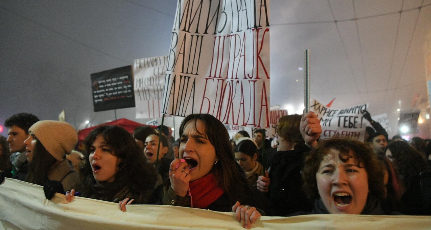 Eine Gruppe Studenten demonstriert lautstark.