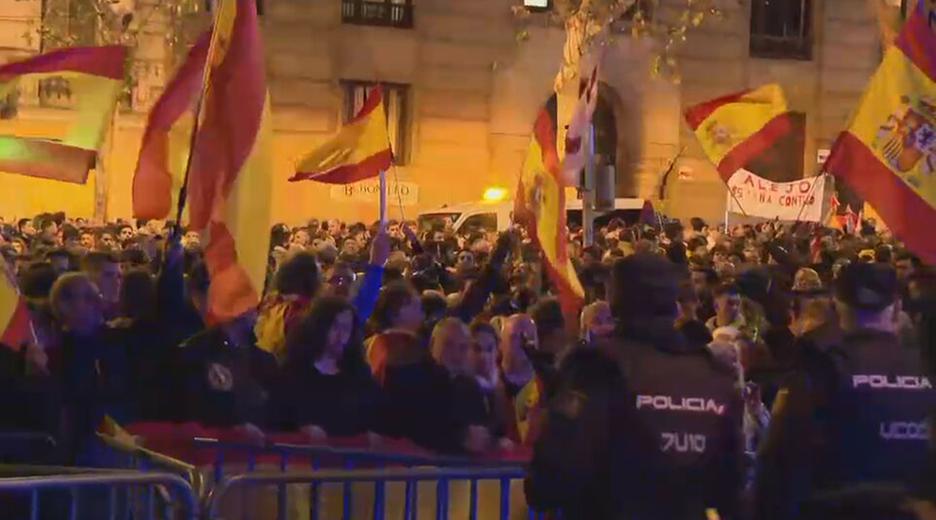 Tausende protestieren gegen die Pläne von Spaniens Ministerpräsident Sanchez, 1.400 katalanische Separatisten zu begnadigen.