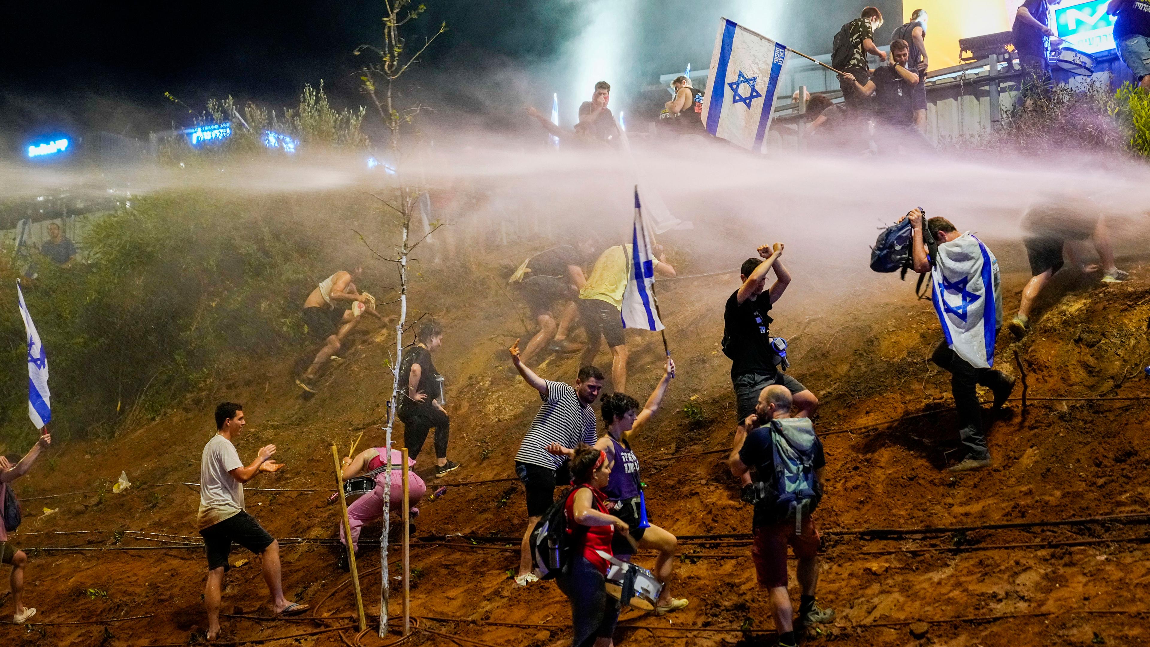 Zusammenstöße zwischen Demonstranten und der Polizei in Tel Aviv, Israel