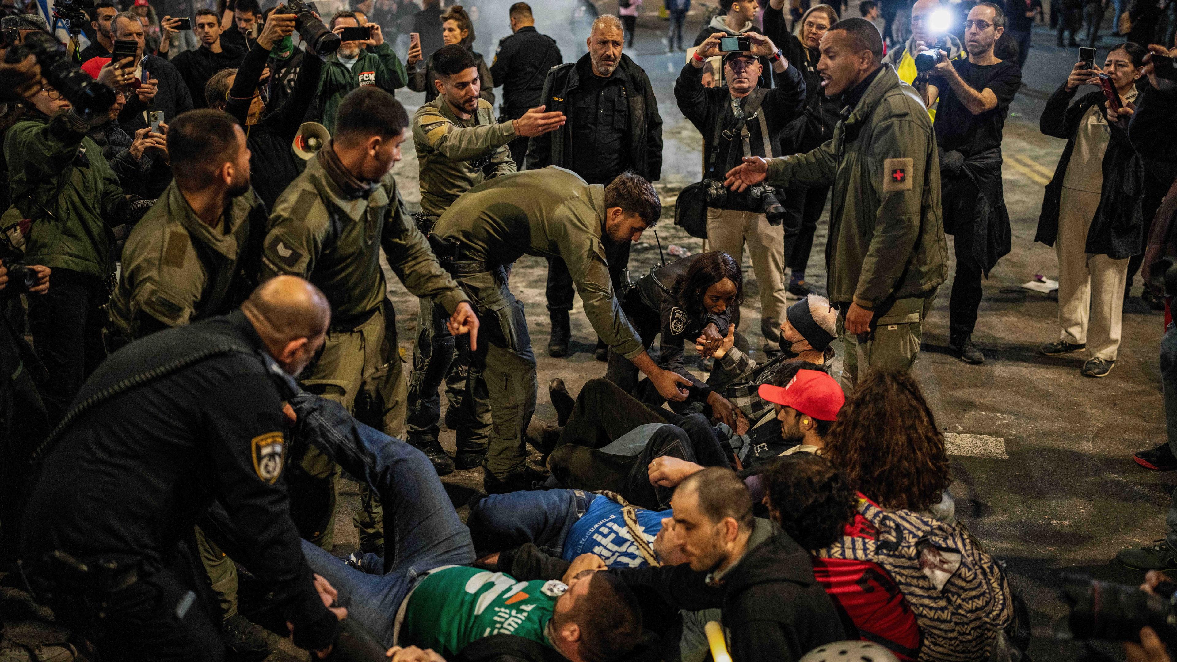 Polizisten entfernen Demonstranten während einer Demonstration, bei der die Freilassung der von der Hamas festgehaltenen israelischen Geiseln und ein Ende des Krieges zwischen Israel und der Hamas gefordert werden.