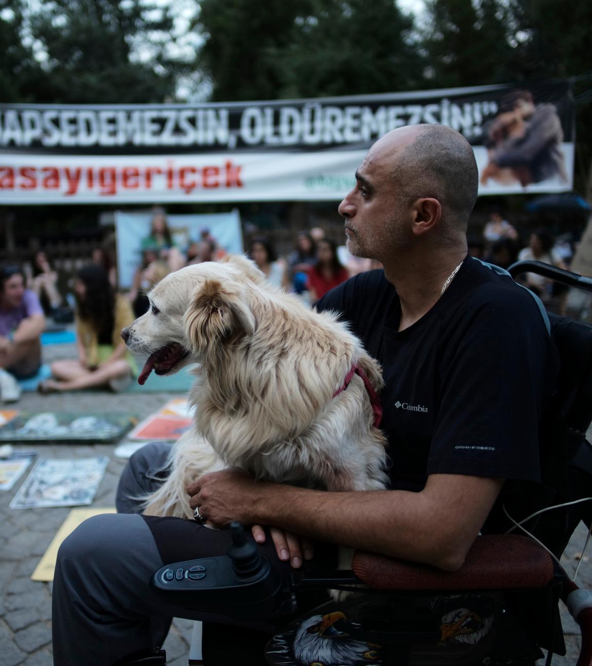 Tierschützer protestieren einen Tag lang in einem öffentlichen Garten in Ankara, Türkei, am 23.07.2024.