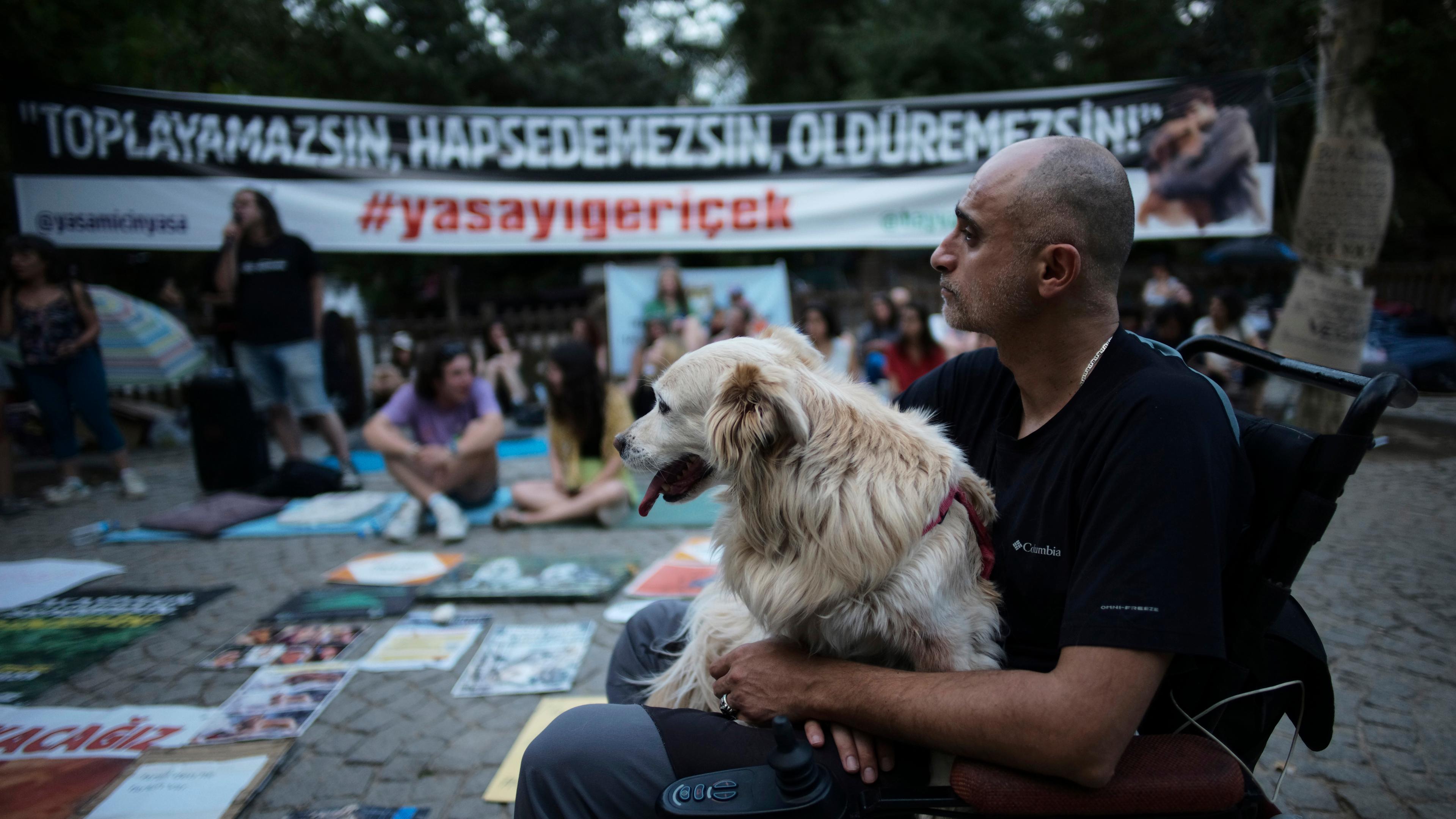 Tierschützer protestieren einen Tag lang in einem öffentlichen Garten in Ankara, Türkei, am 23.07.2024.