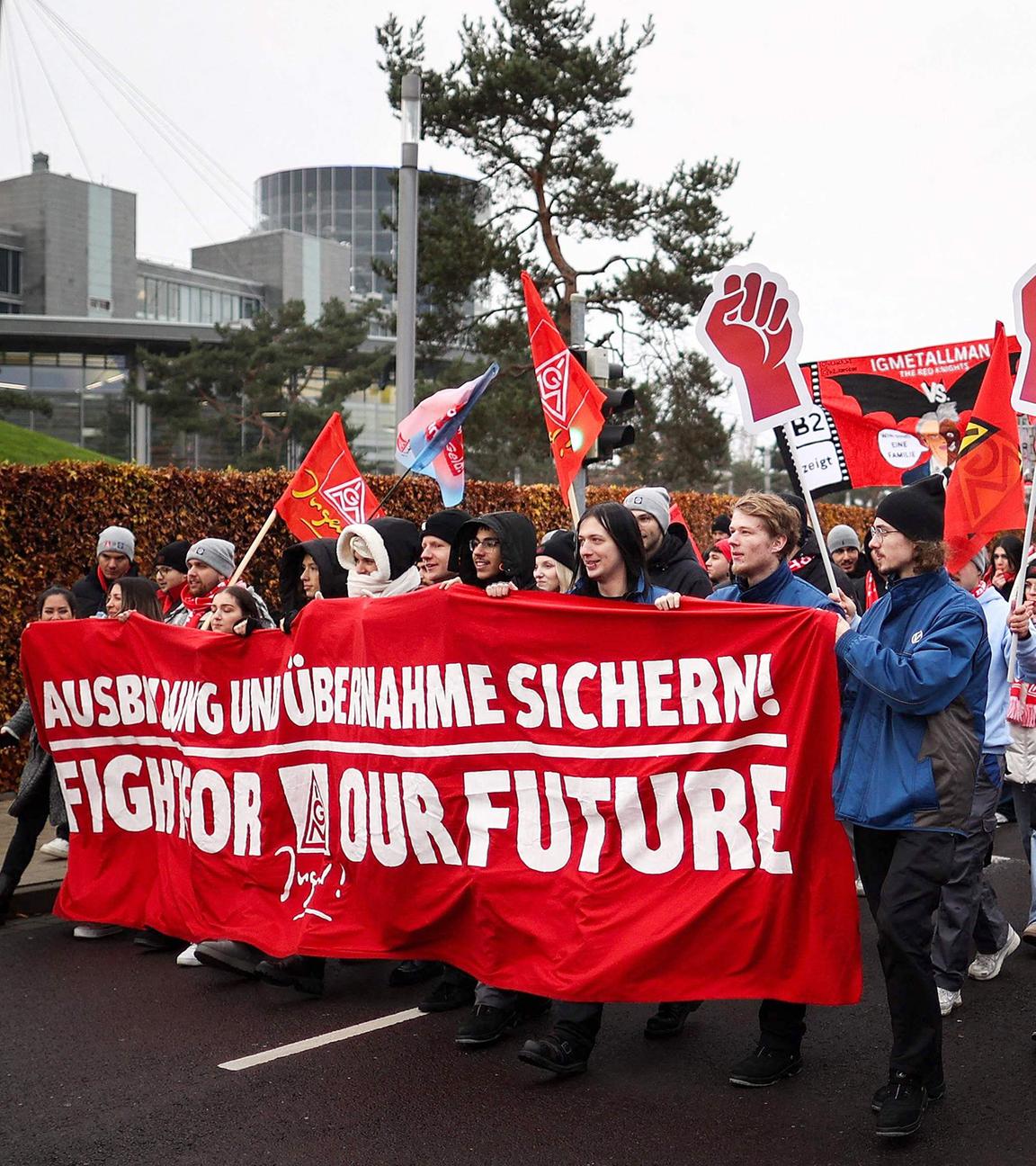 Mitarbeiter von Volkswagen protestieren in Wolfsburg